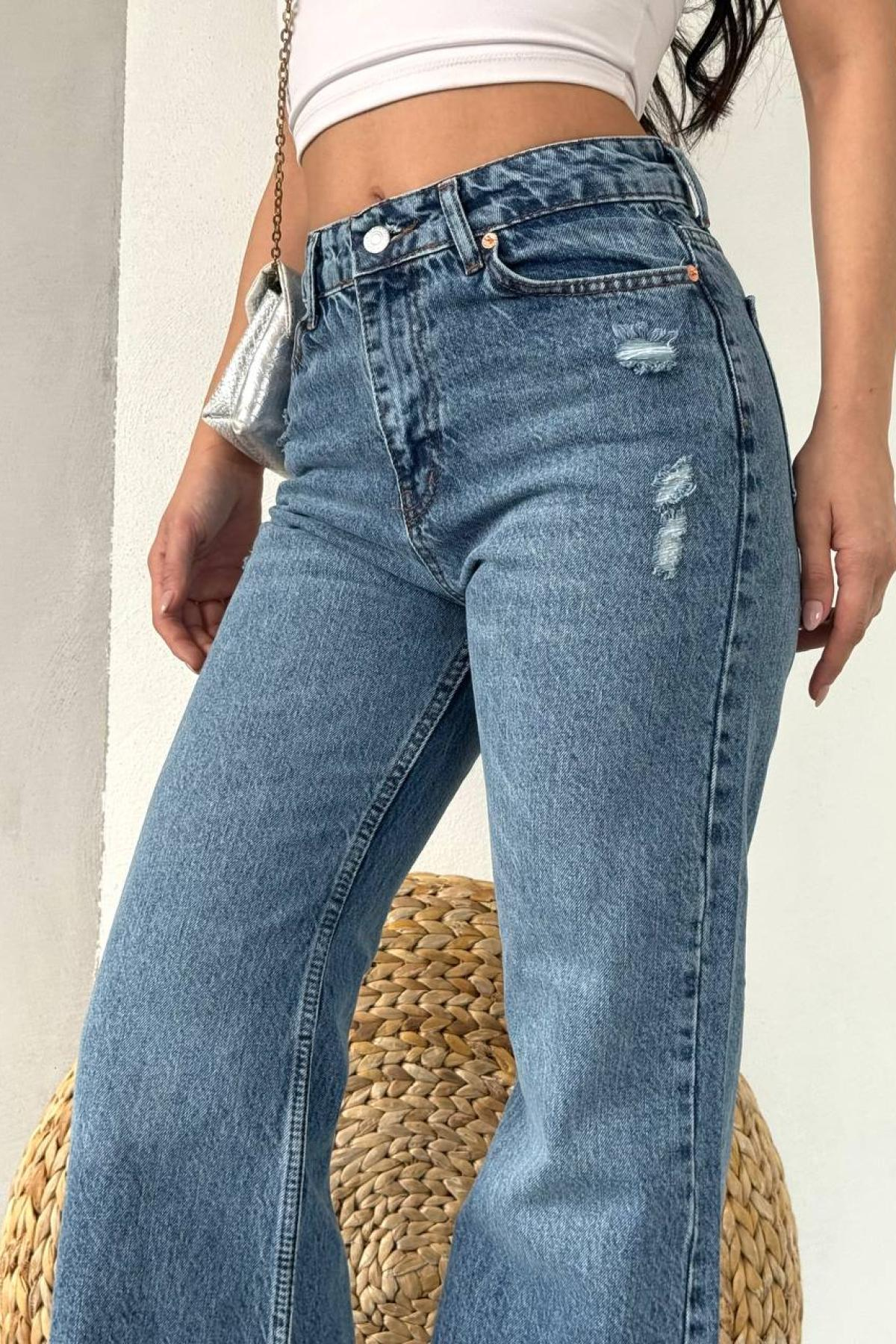 Wholesale Women Blue Ripped and Frayed Jeans 732098
