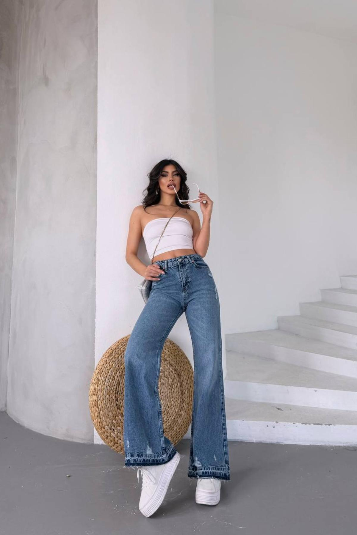 Wholesale Women Blue Ripped and Frayed Jeans 732098