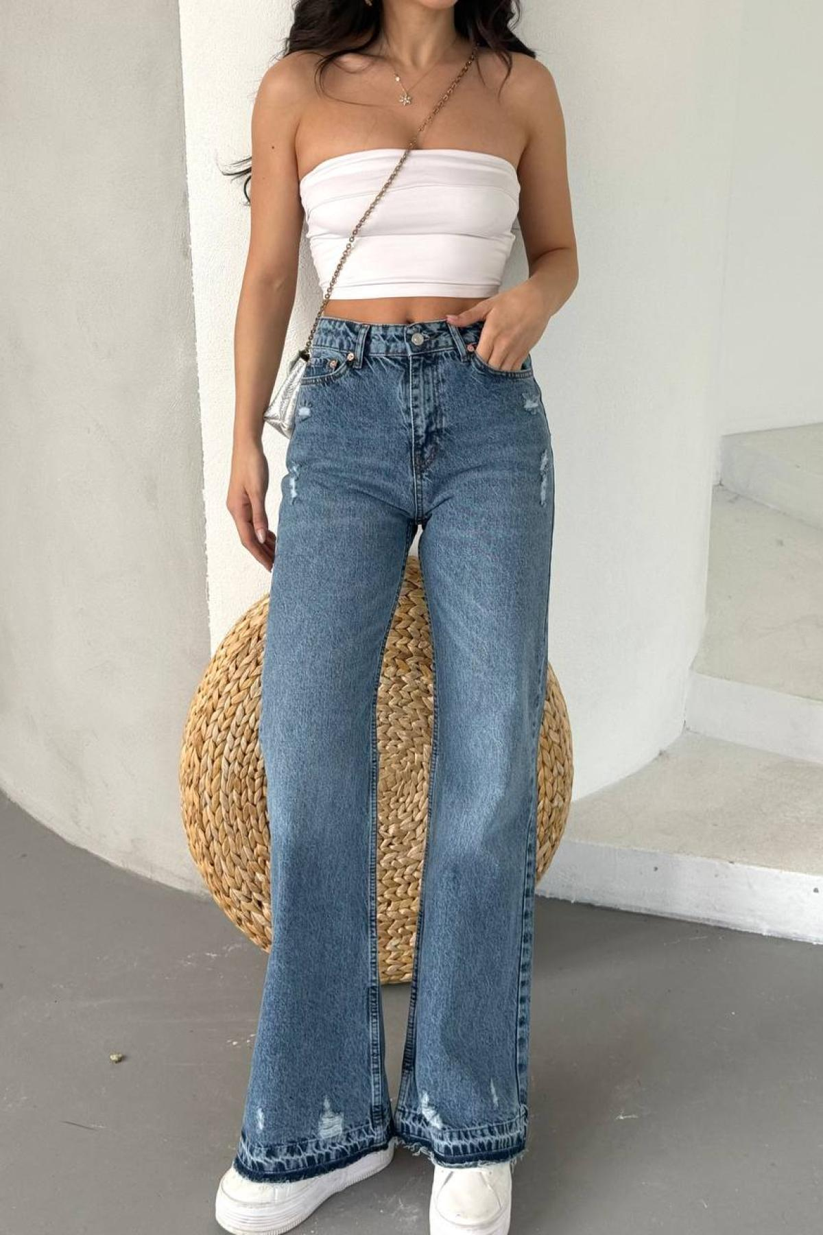 Wholesale Women Blue Ripped and Frayed Jeans 732098