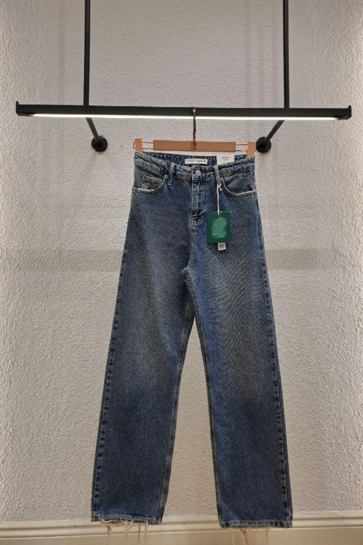 Wholesale Women Blue Vintage Slim Jeans 718045