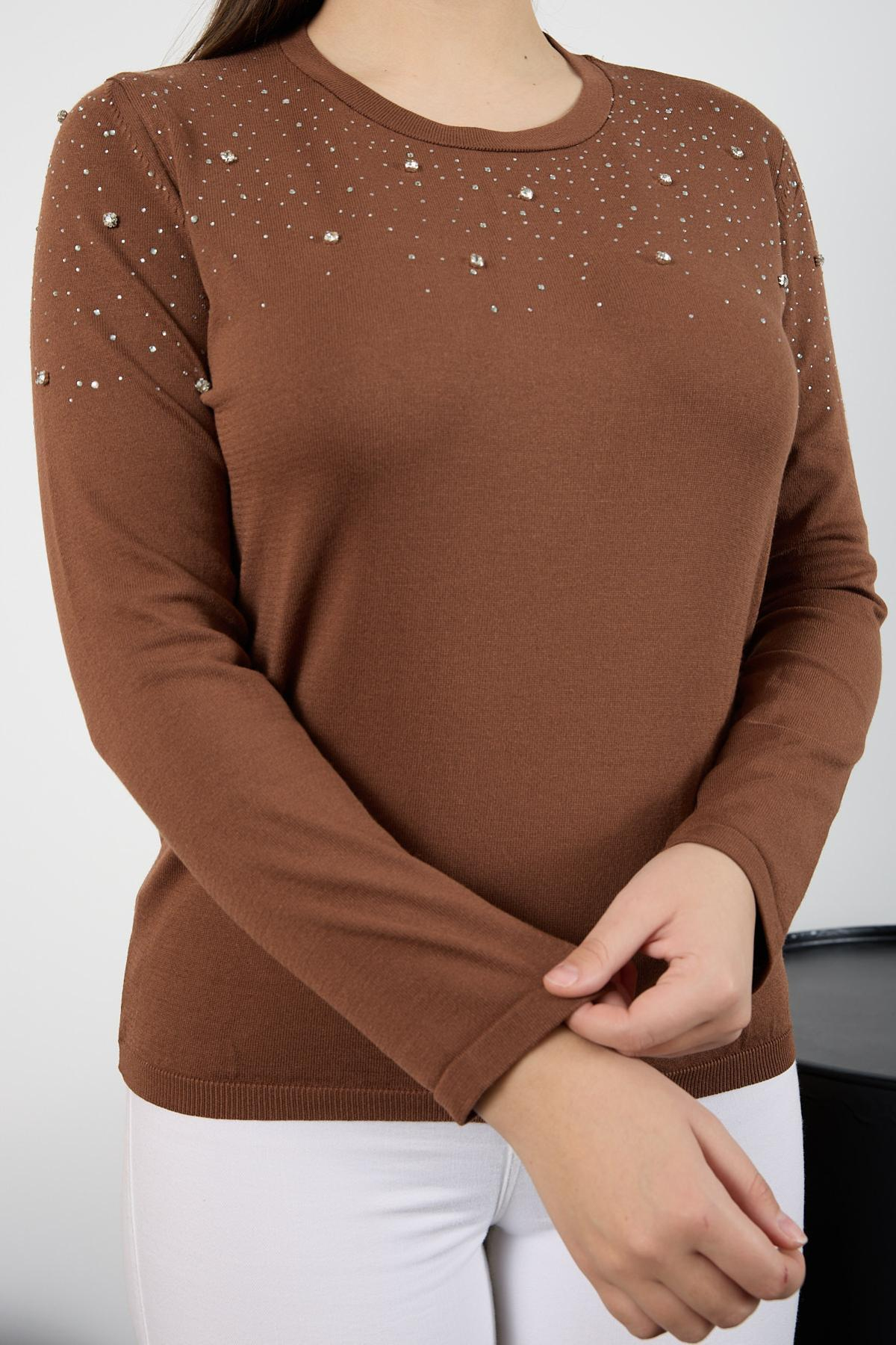 Wholesale Women Brown Crew Neck Knit Blouse Adorned with Rhinestones 725230