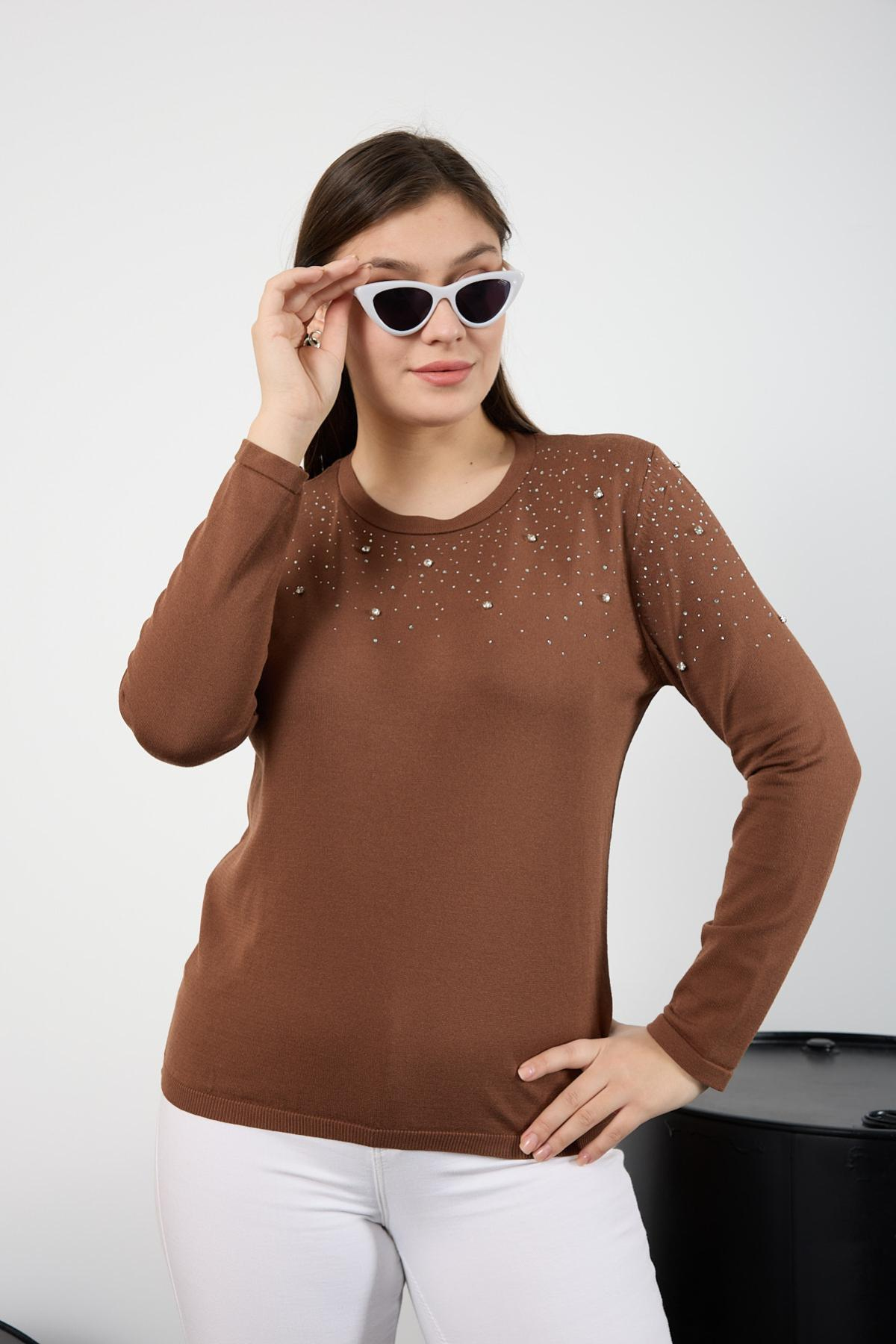 Wholesale Women Brown Crew Neck Knit Blouse Adorned with Rhinestones 725230