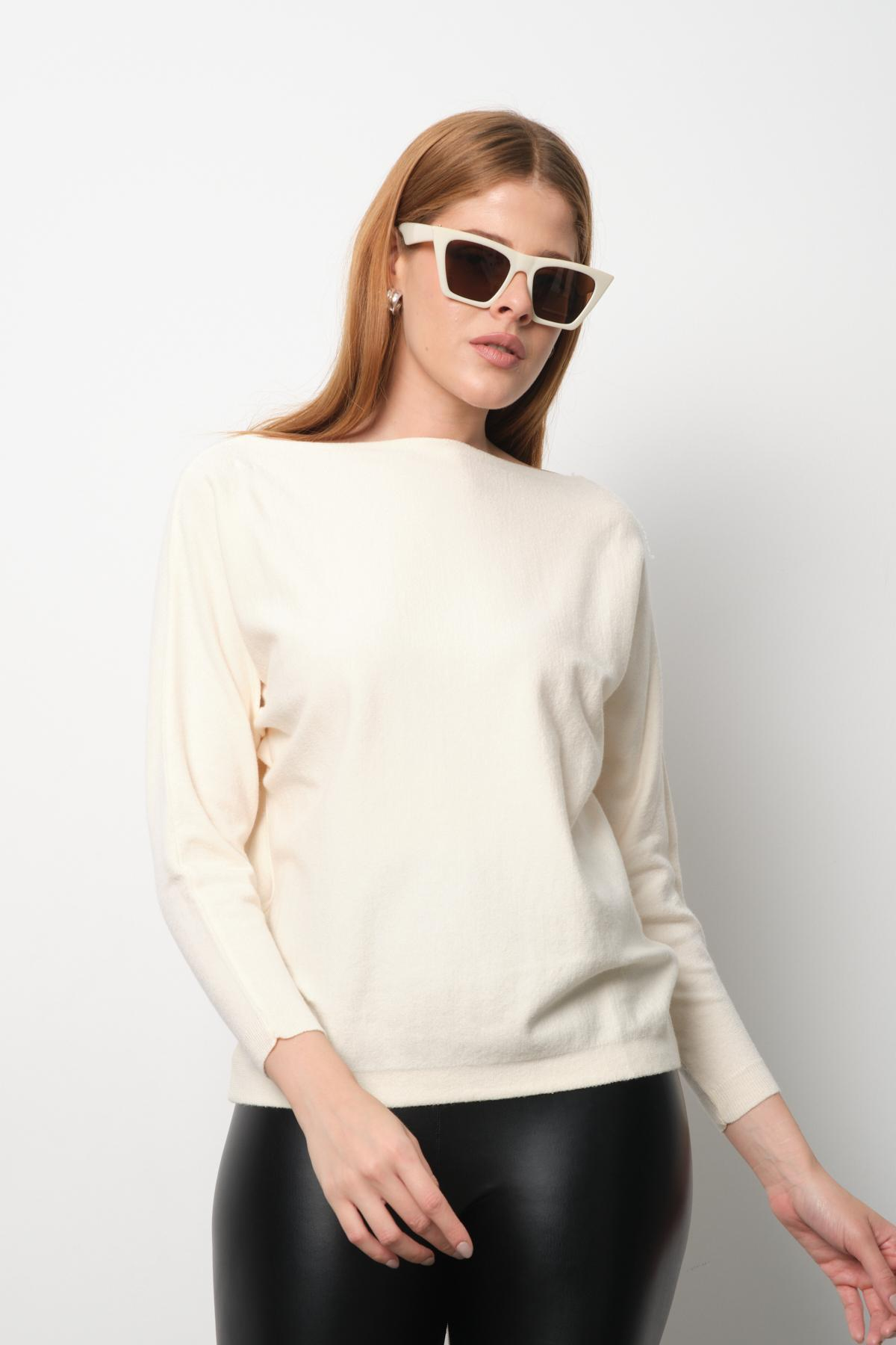 Wholesale Women Cream Boat-Neck Sweaters 711032