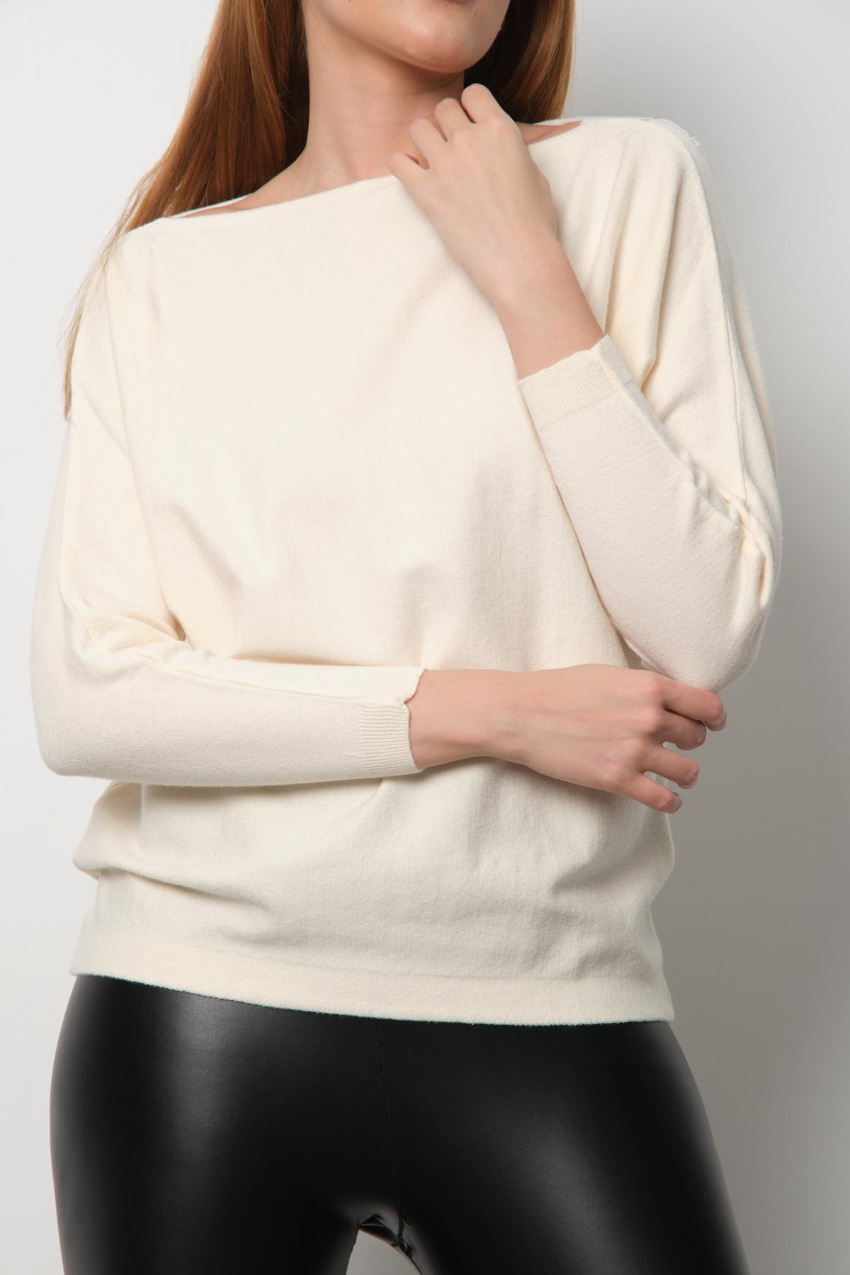Wholesale Women Cream Boat-Neck Sweaters 711032
