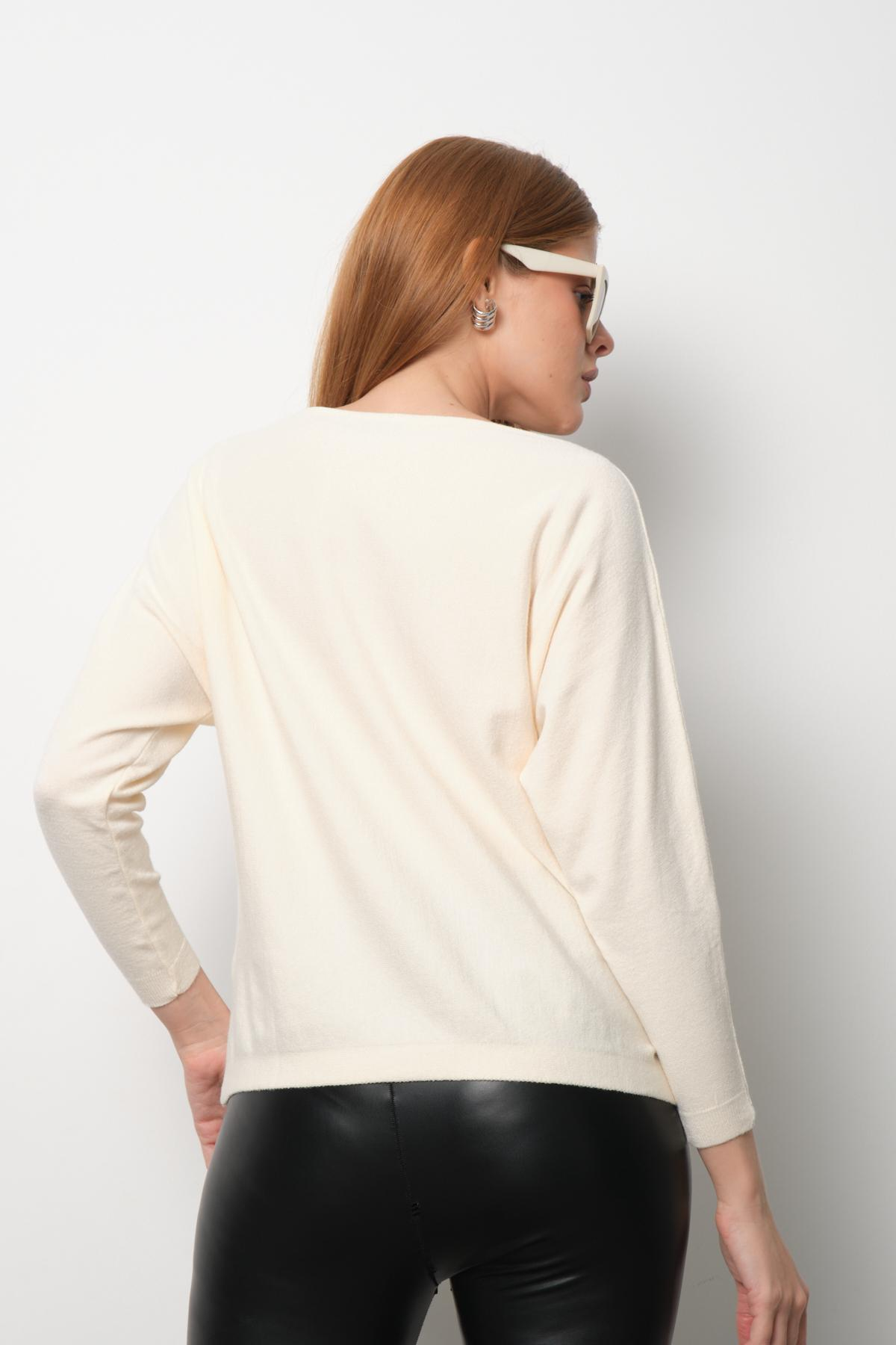 Wholesale Women Cream Boat-Neck Sweaters 711032
