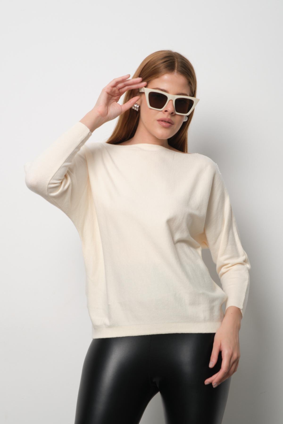 Wholesale Women Cream Boat-Neck Sweaters 711032