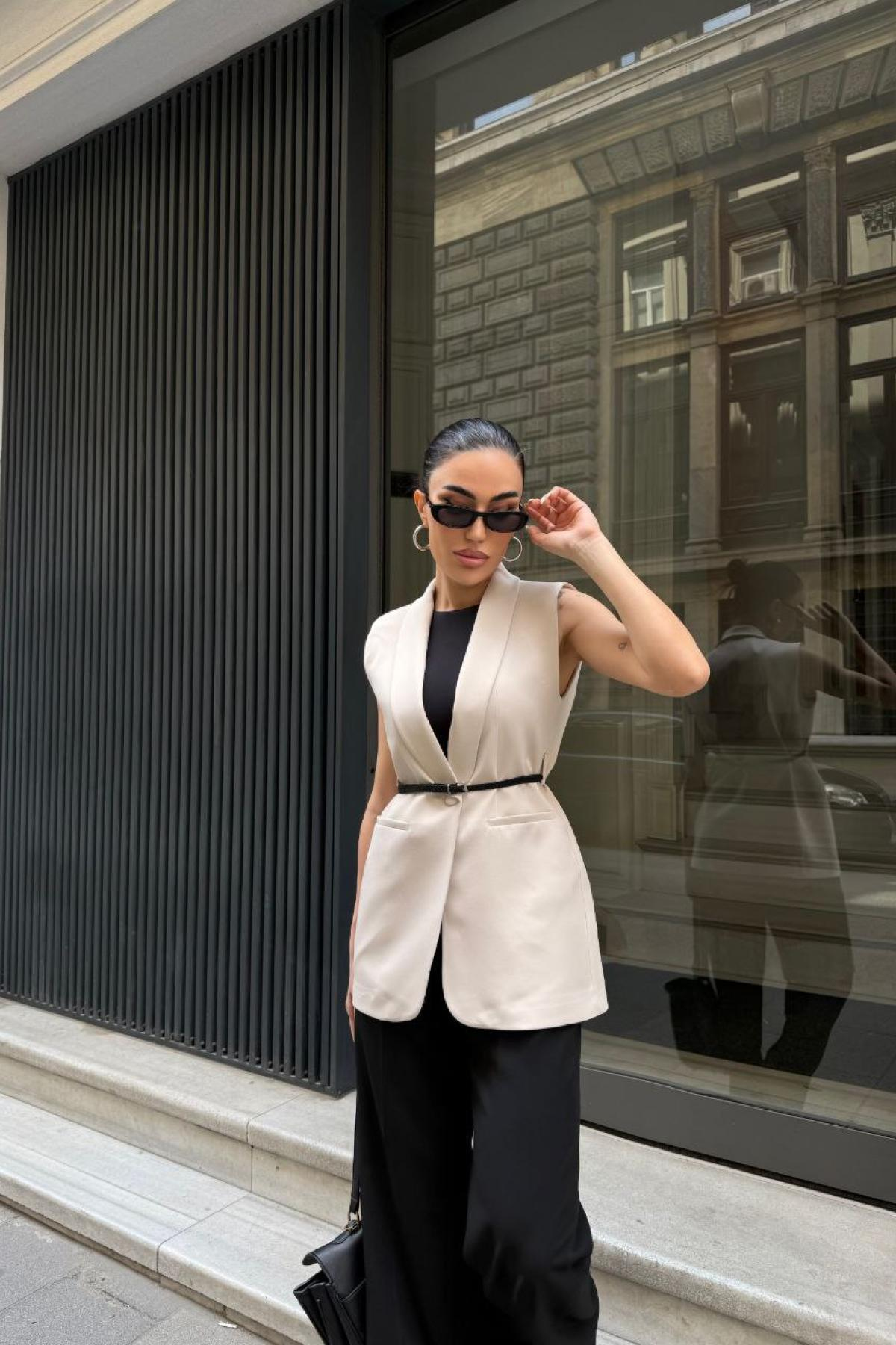 Wholesale Women Cream Vest 737317