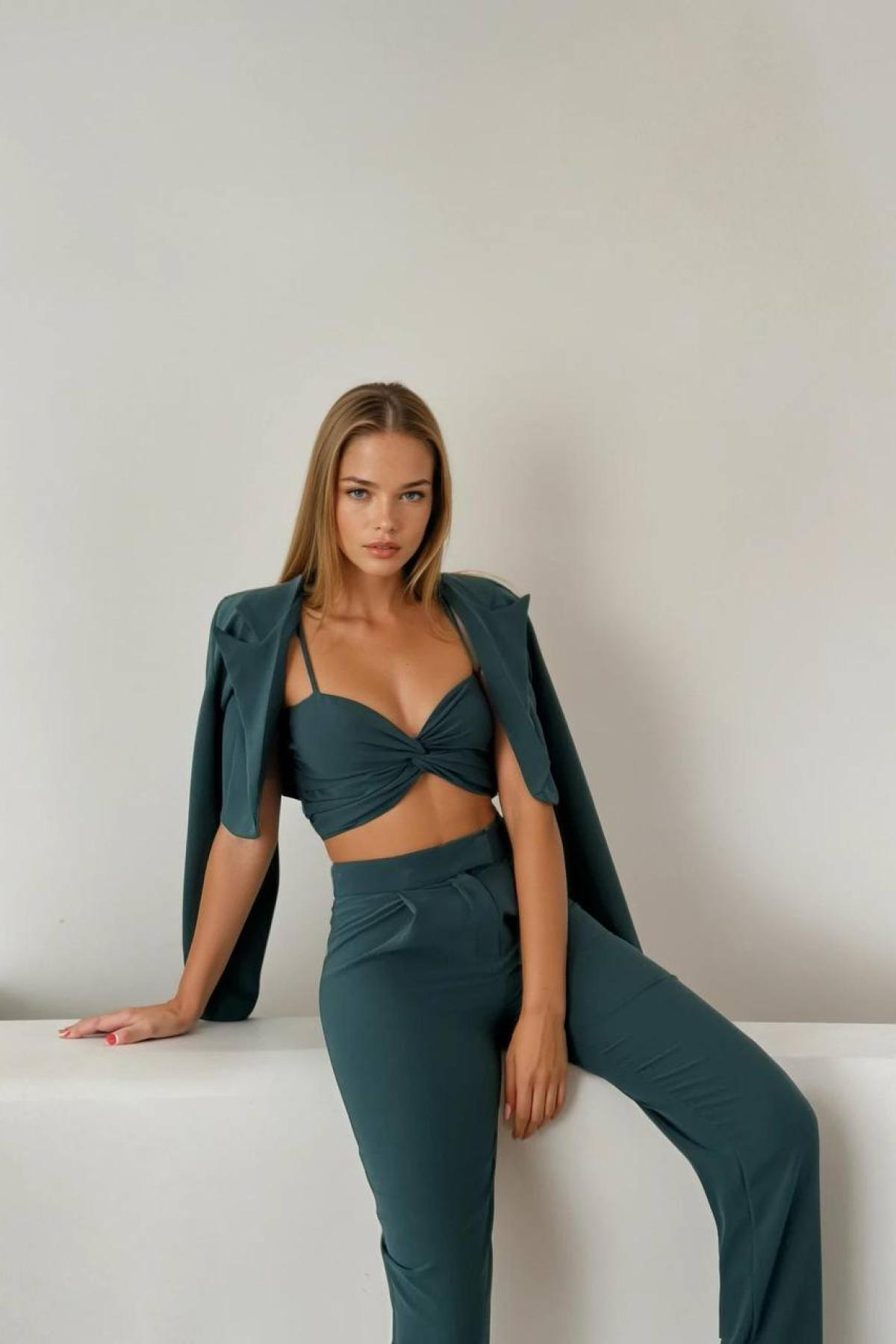Wholesale Women Dark Green Three Piece Suits 730073