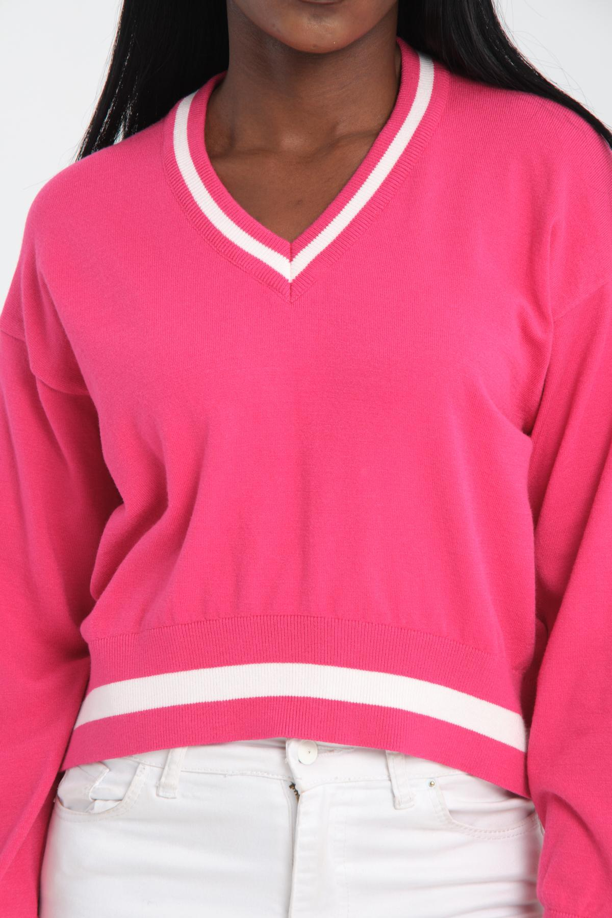 Wholesale Women Fuchsia Cropped V-Neck Sweaters 710291