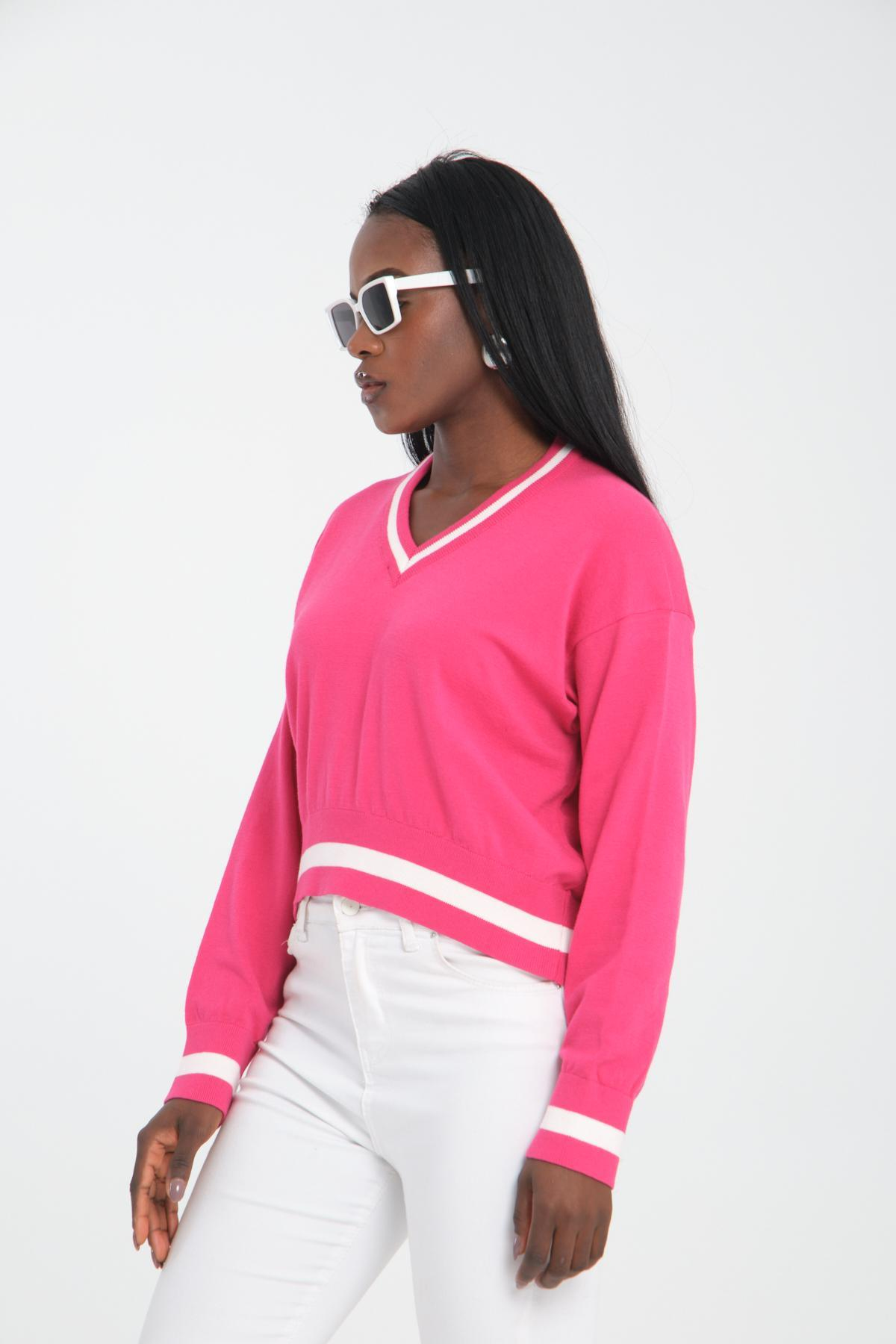 Wholesale Women Fuchsia Cropped V-Neck Sweaters 710291