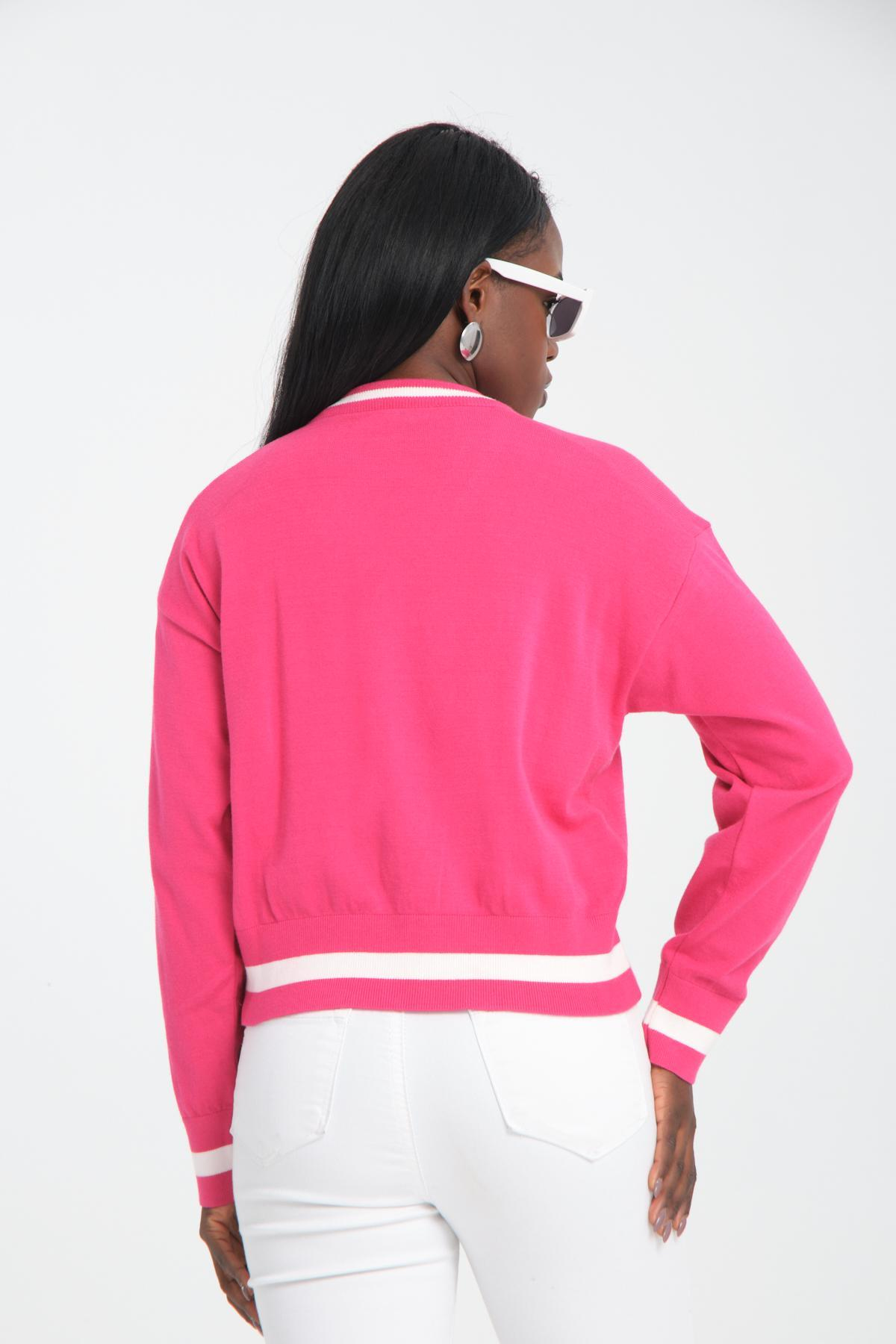 Wholesale Women Fuchsia Cropped V-Neck Sweaters 710291