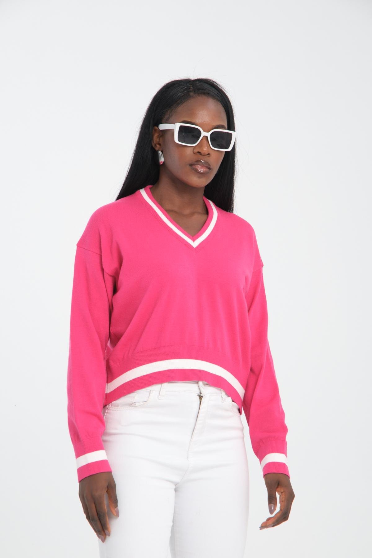 Wholesale Women Fuchsia Cropped V-Neck Sweaters 710291
