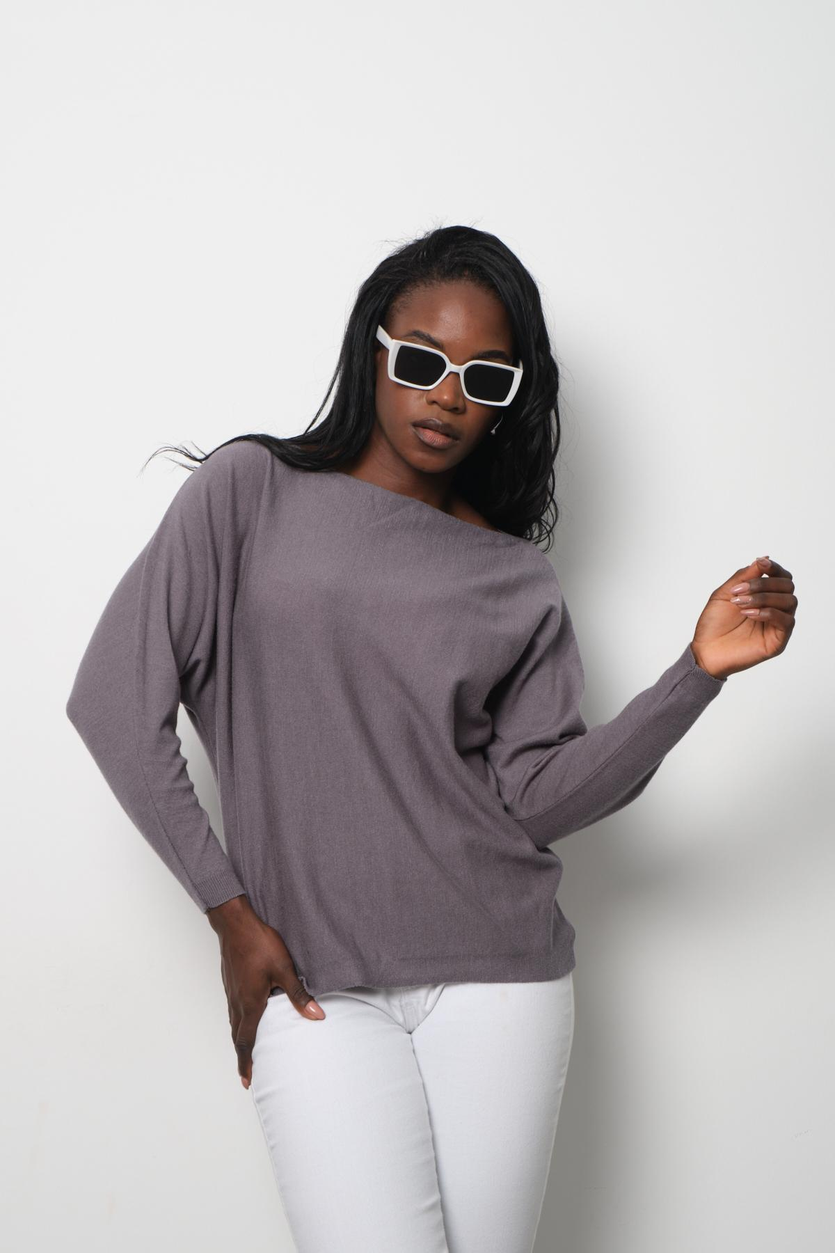 Wholesale Women Gray Boat-Neck Sweaters 711030