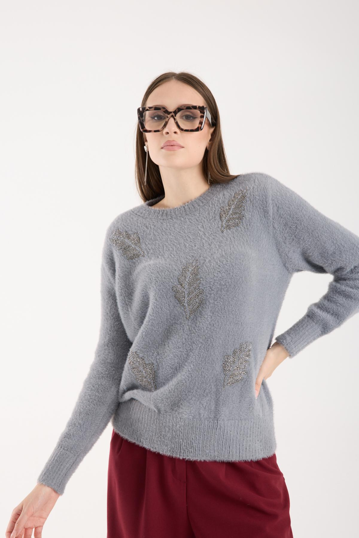 Wholesale Women Gray Crew-Neck Knit Blouse with Beaded Embroidery 738899