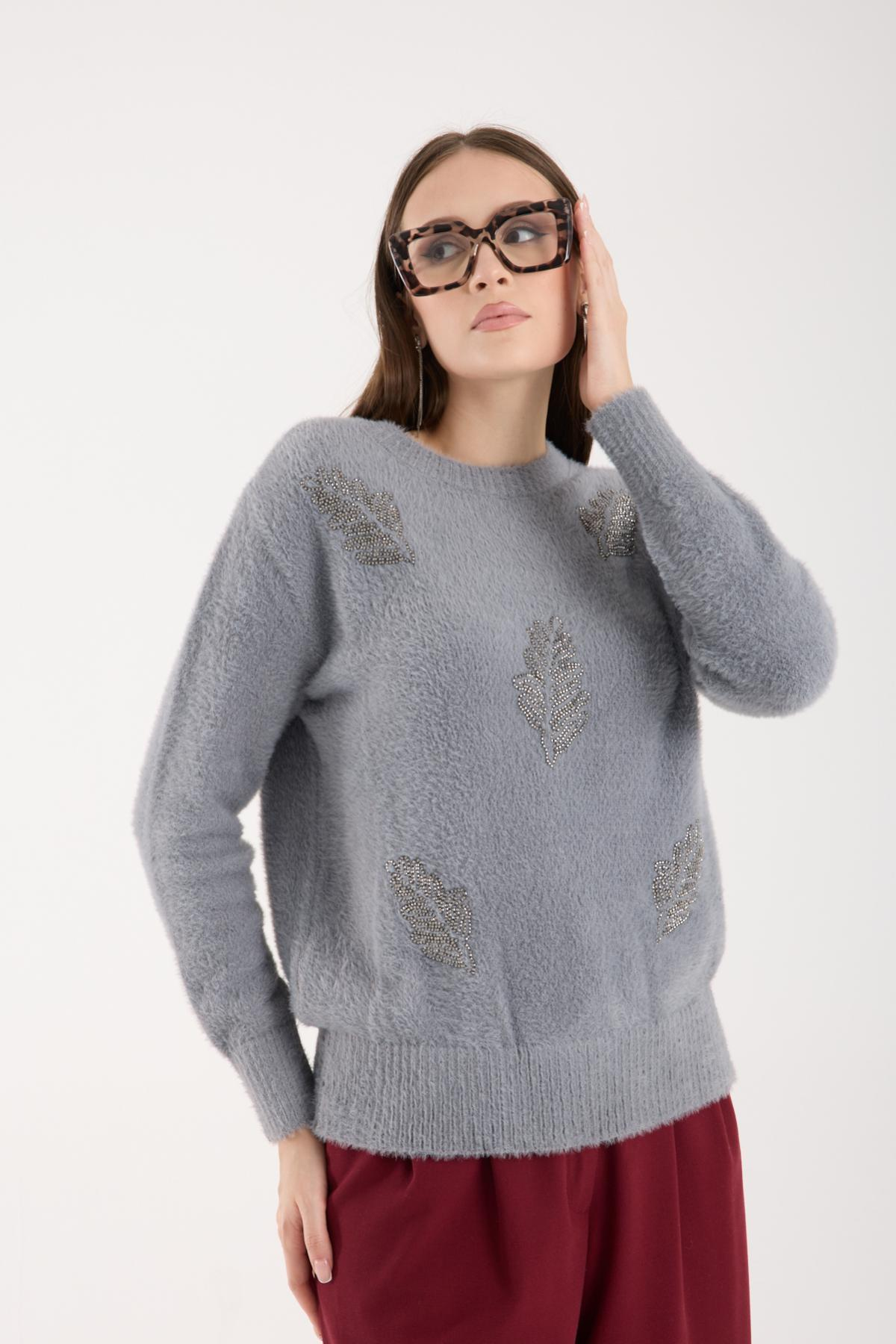 Wholesale Women Gray Crew-Neck Knit Blouse with Beaded Embroidery 738899