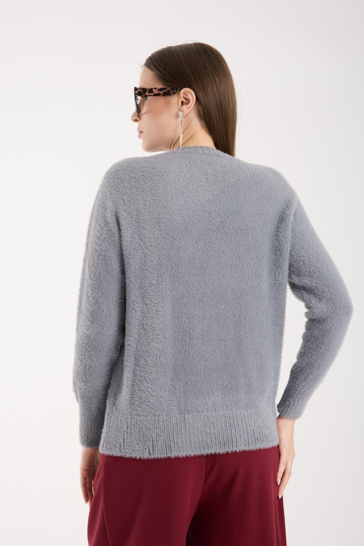 Wholesale Women Gray Crew-Neck Knit Blouse with Beaded Embroidery 738899