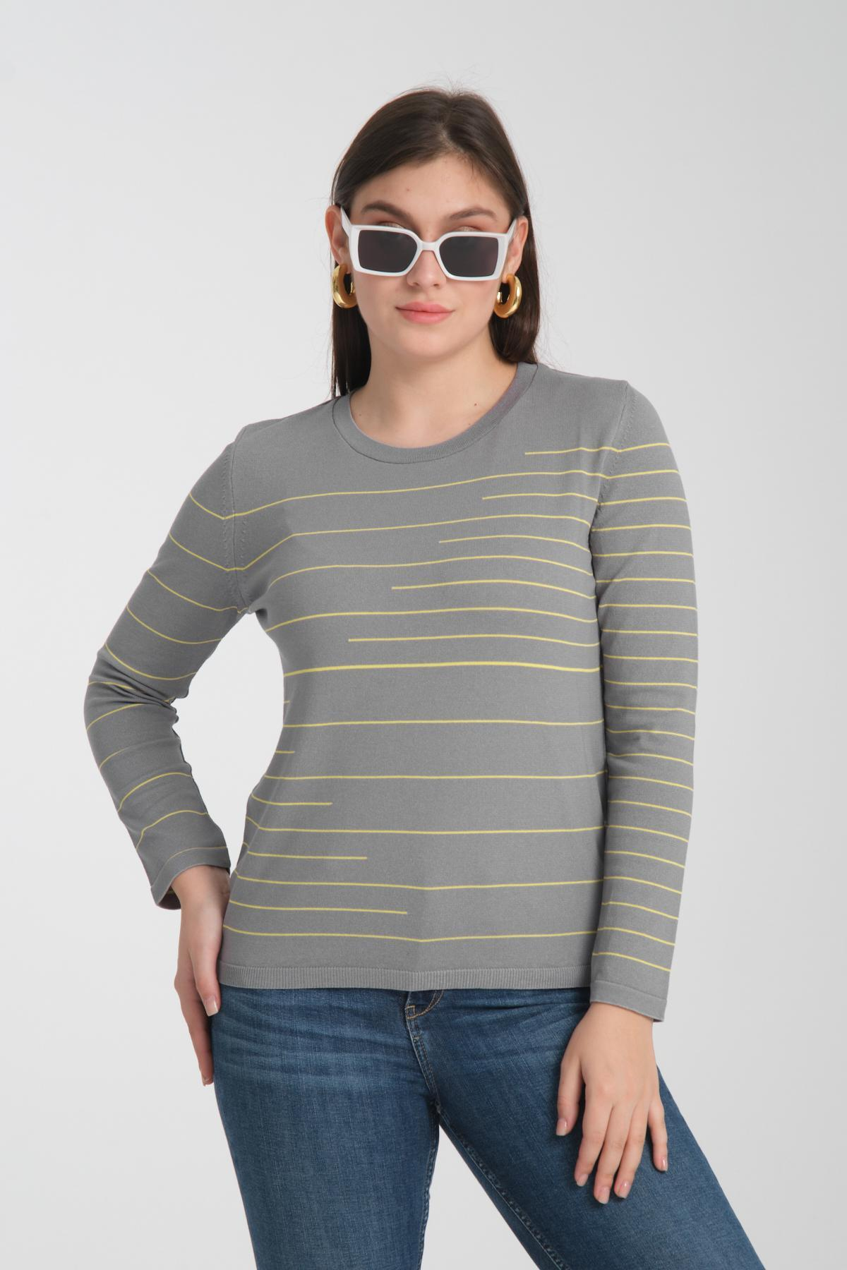 Wholesale Women Gray Crew Neck Striped Knit Blouse 722613