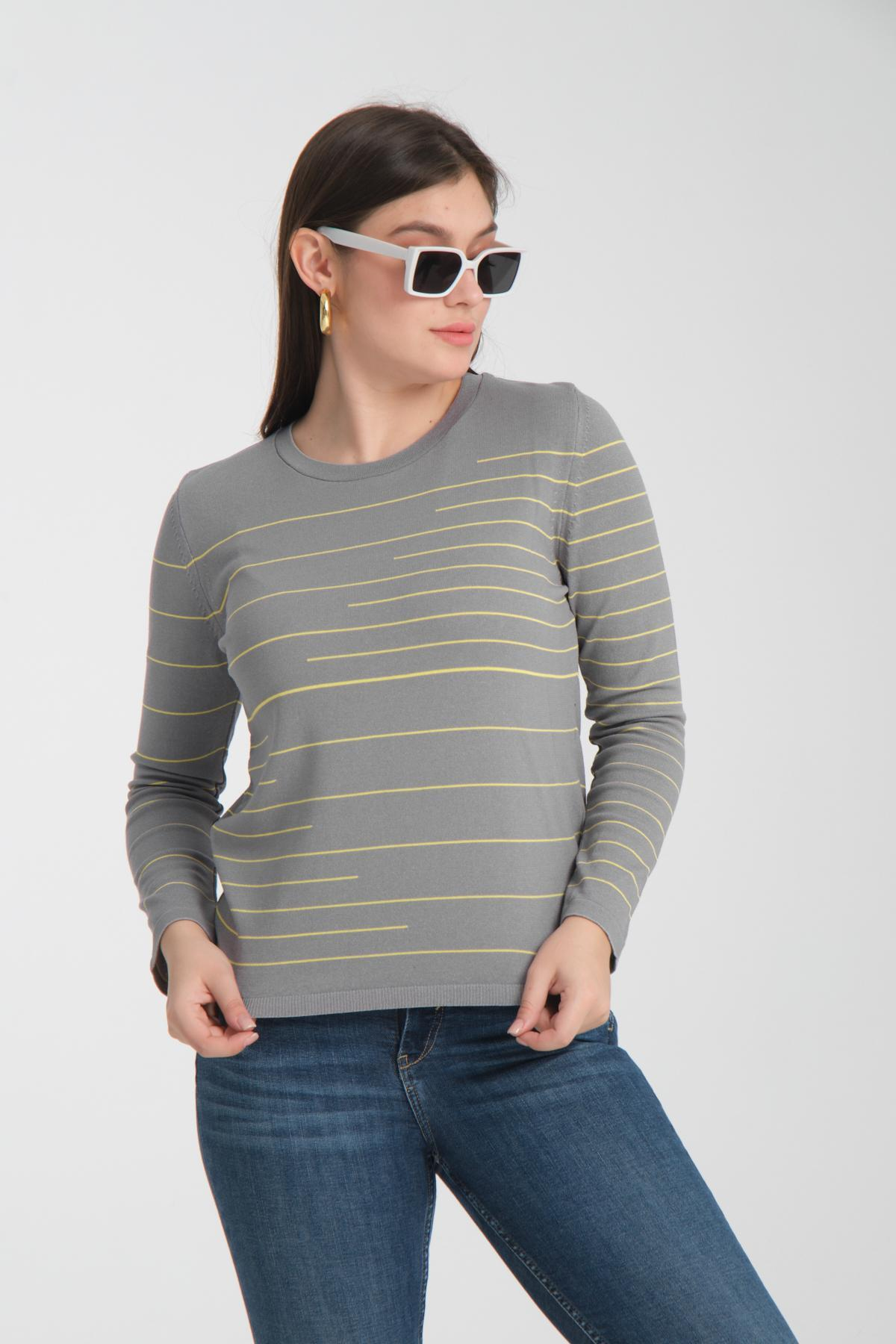Wholesale Women Gray Crew Neck Striped Knit Blouse 722613