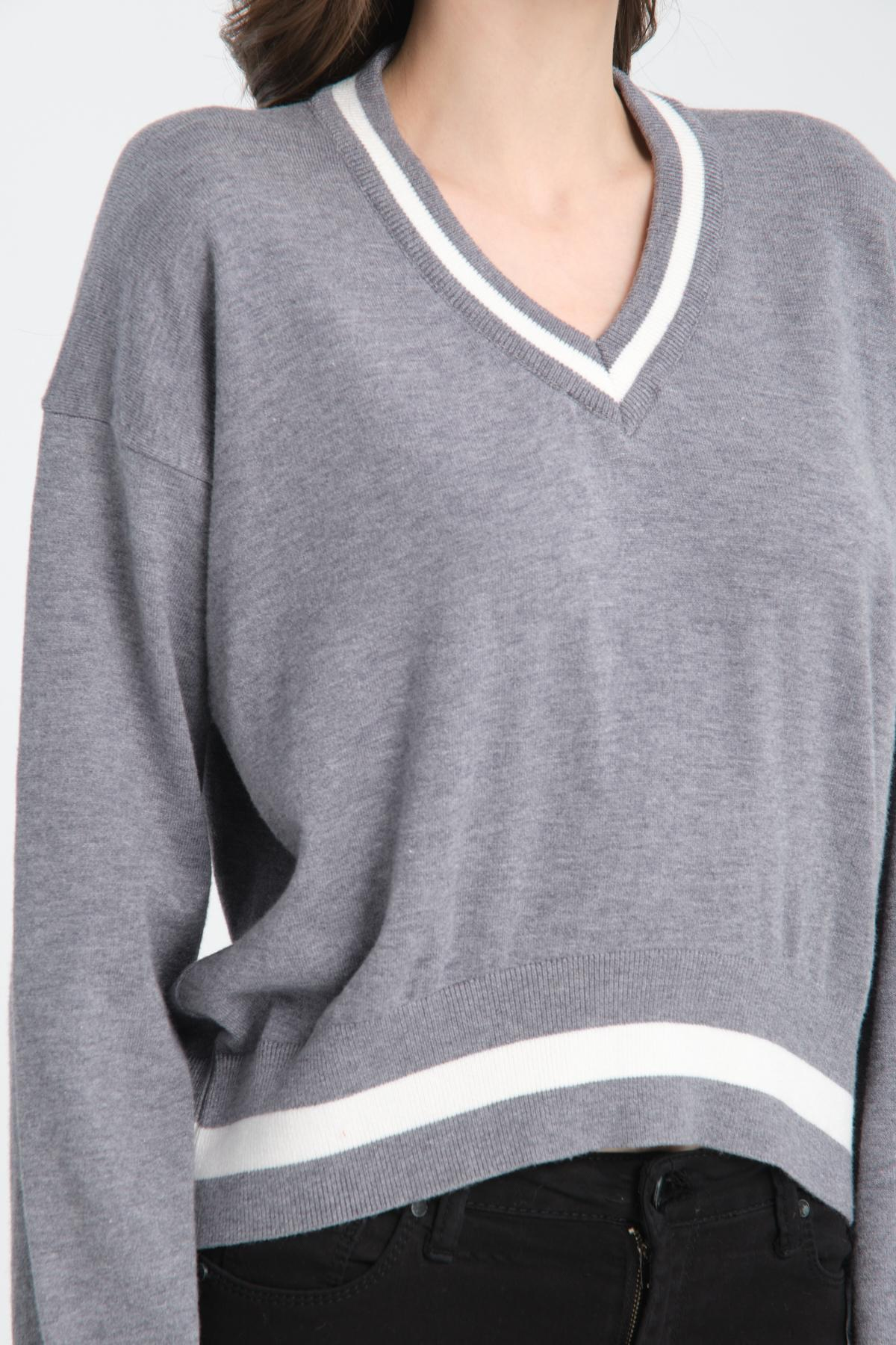 Wholesale Women Gray Cropped V-Neck Sweaters 710287