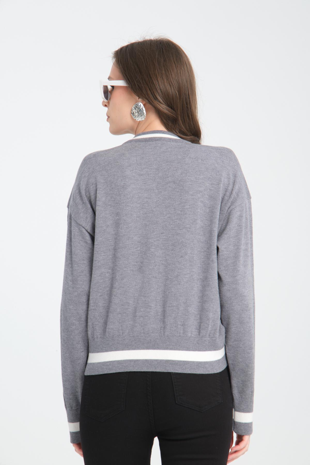 Wholesale Women Gray Cropped V-Neck Sweaters 710287