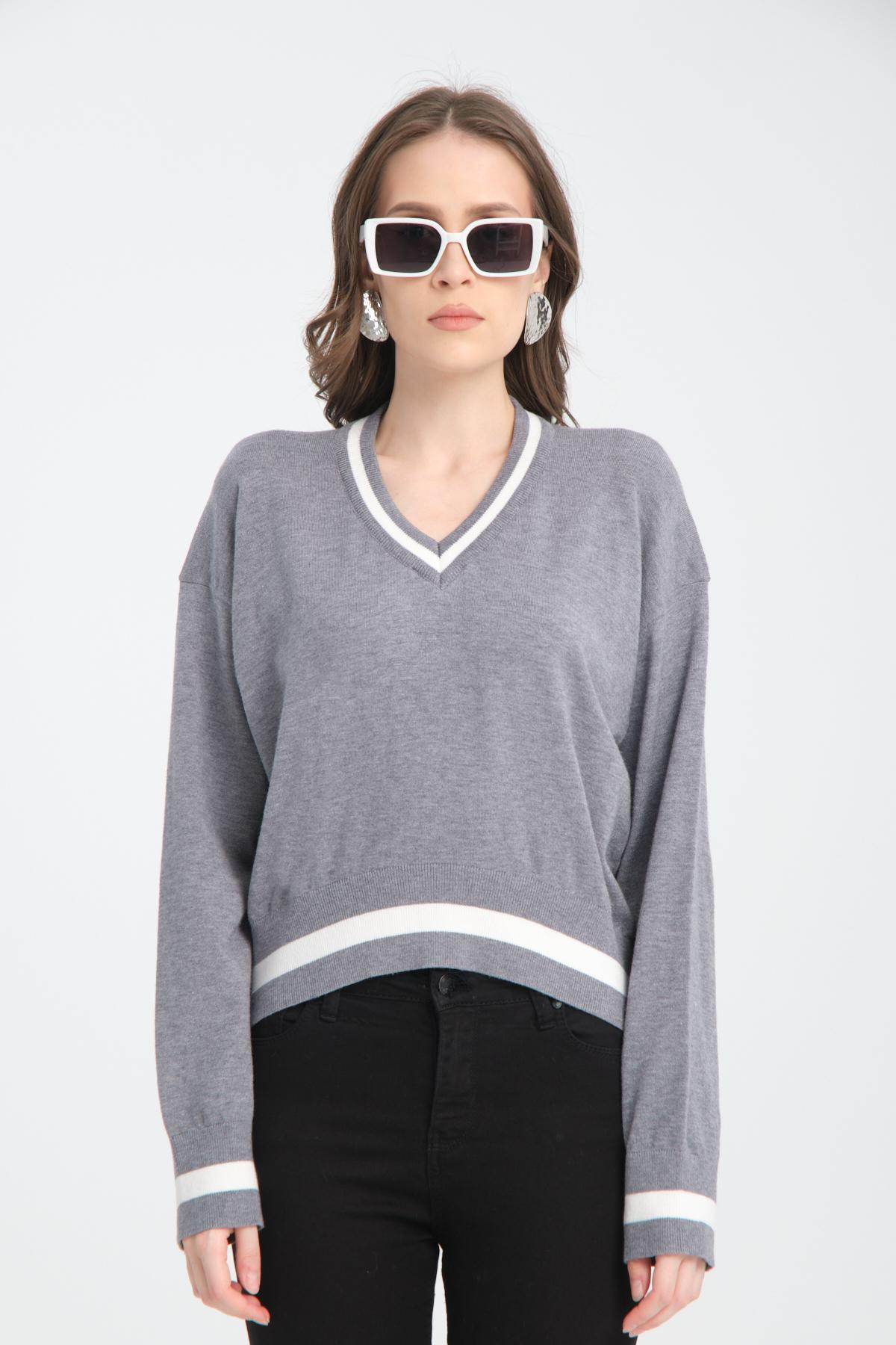 Wholesale Women Gray Cropped V-Neck Sweaters 710287