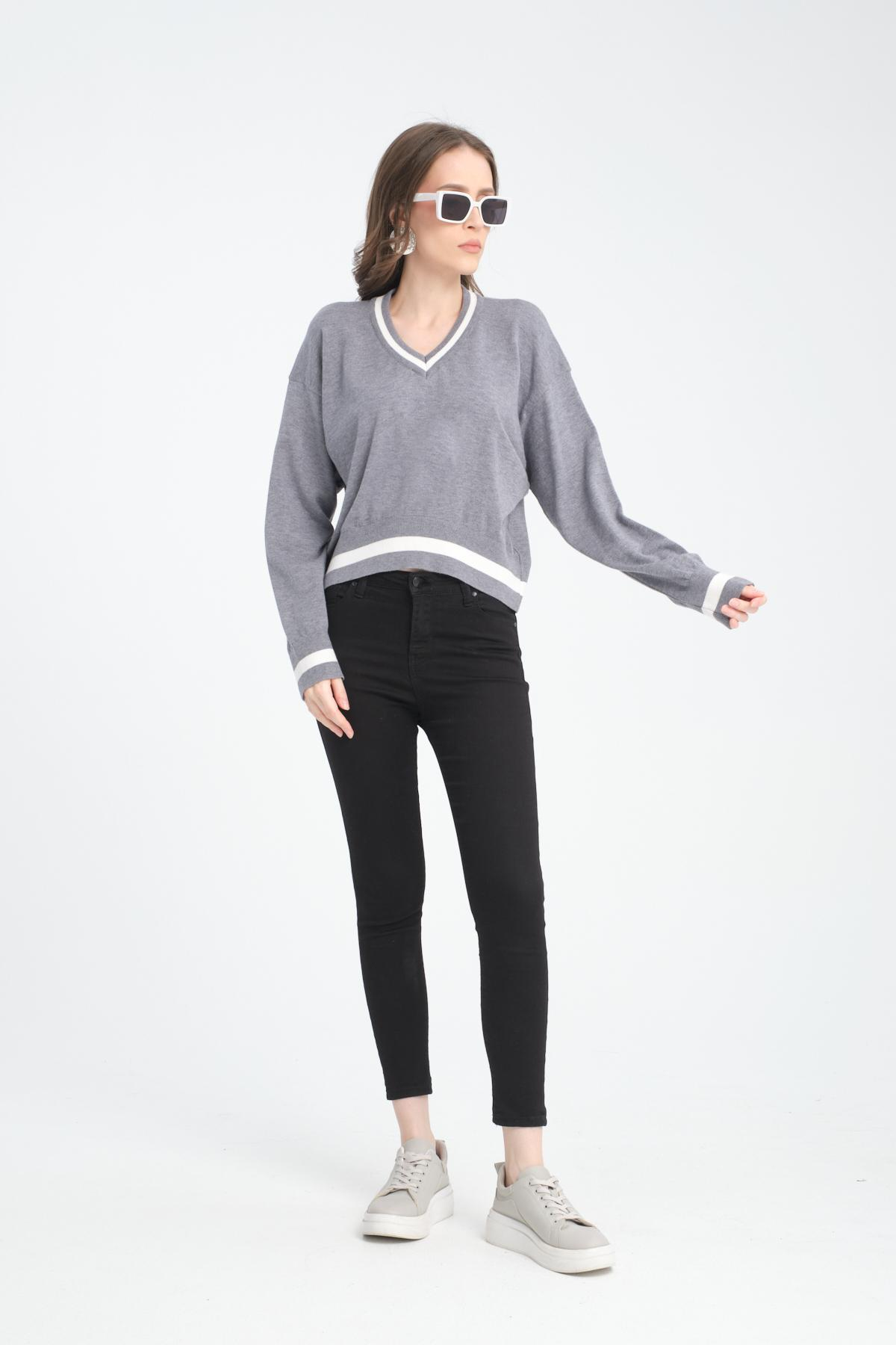 Wholesale Women Gray Cropped V-Neck Sweaters 710287