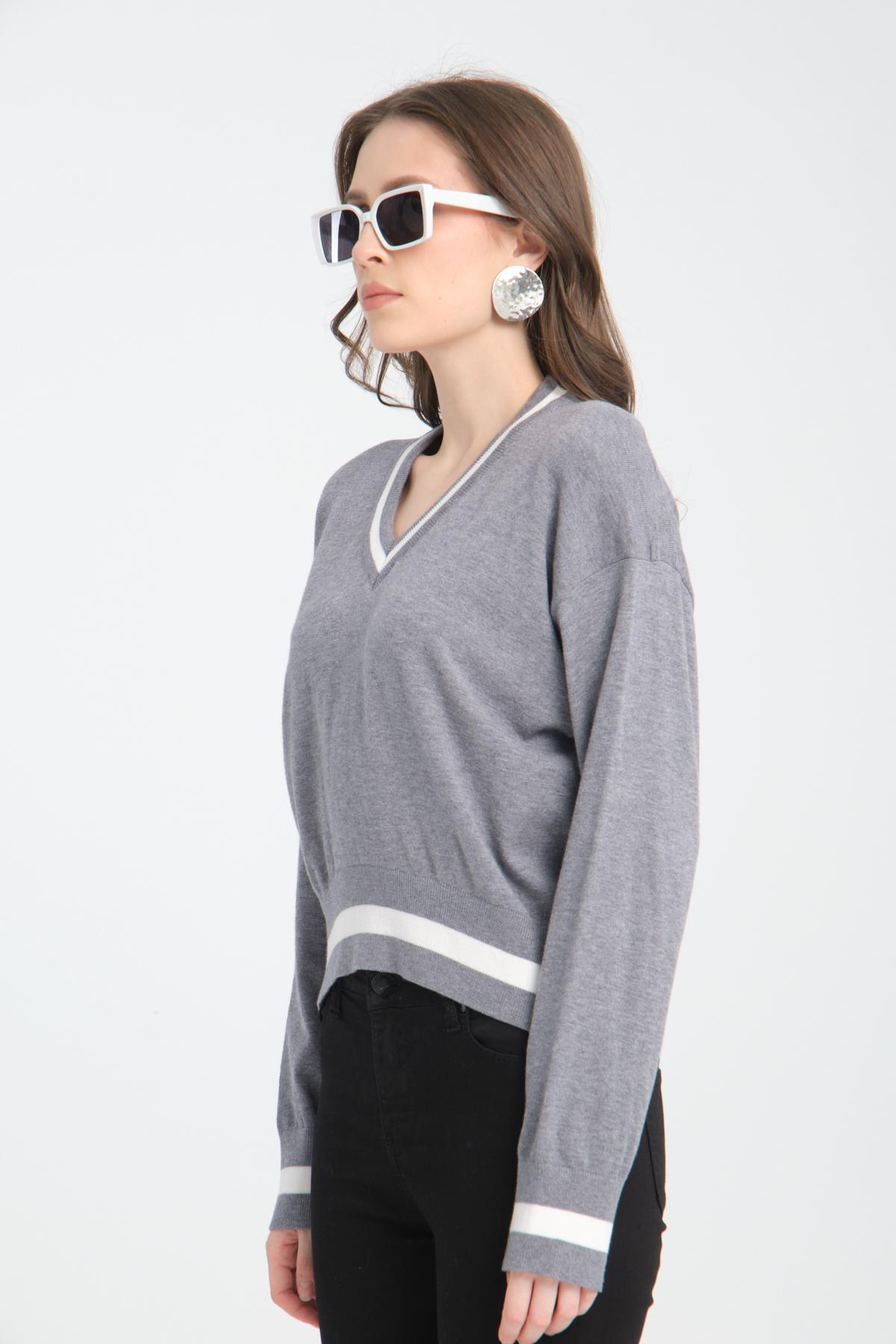 Wholesale Women Gray Cropped V-Neck Sweaters 710287