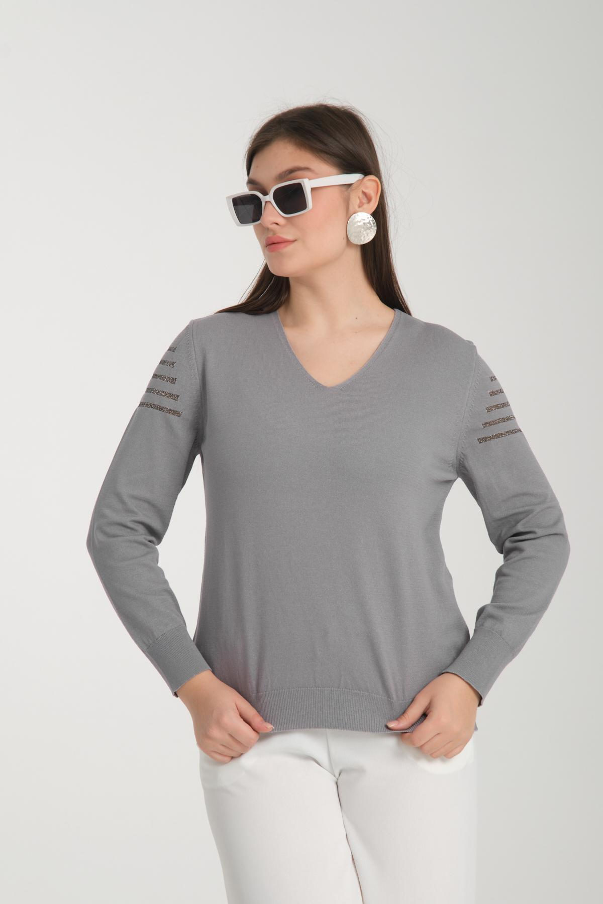 Wholesale Women Gray Glitter Garnished V Neck Knit Blouse 722617