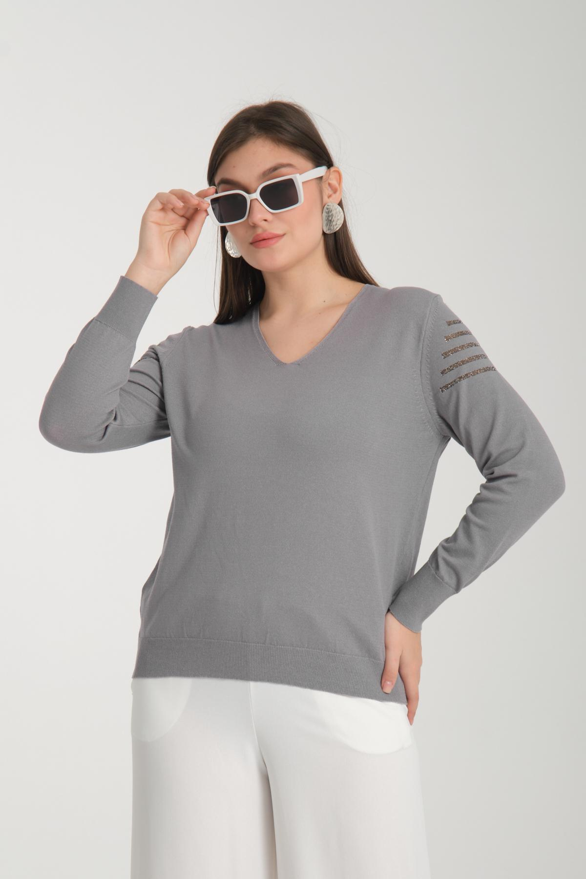 Wholesale Women Gray Glitter Garnished V Neck Knit Blouse 722617