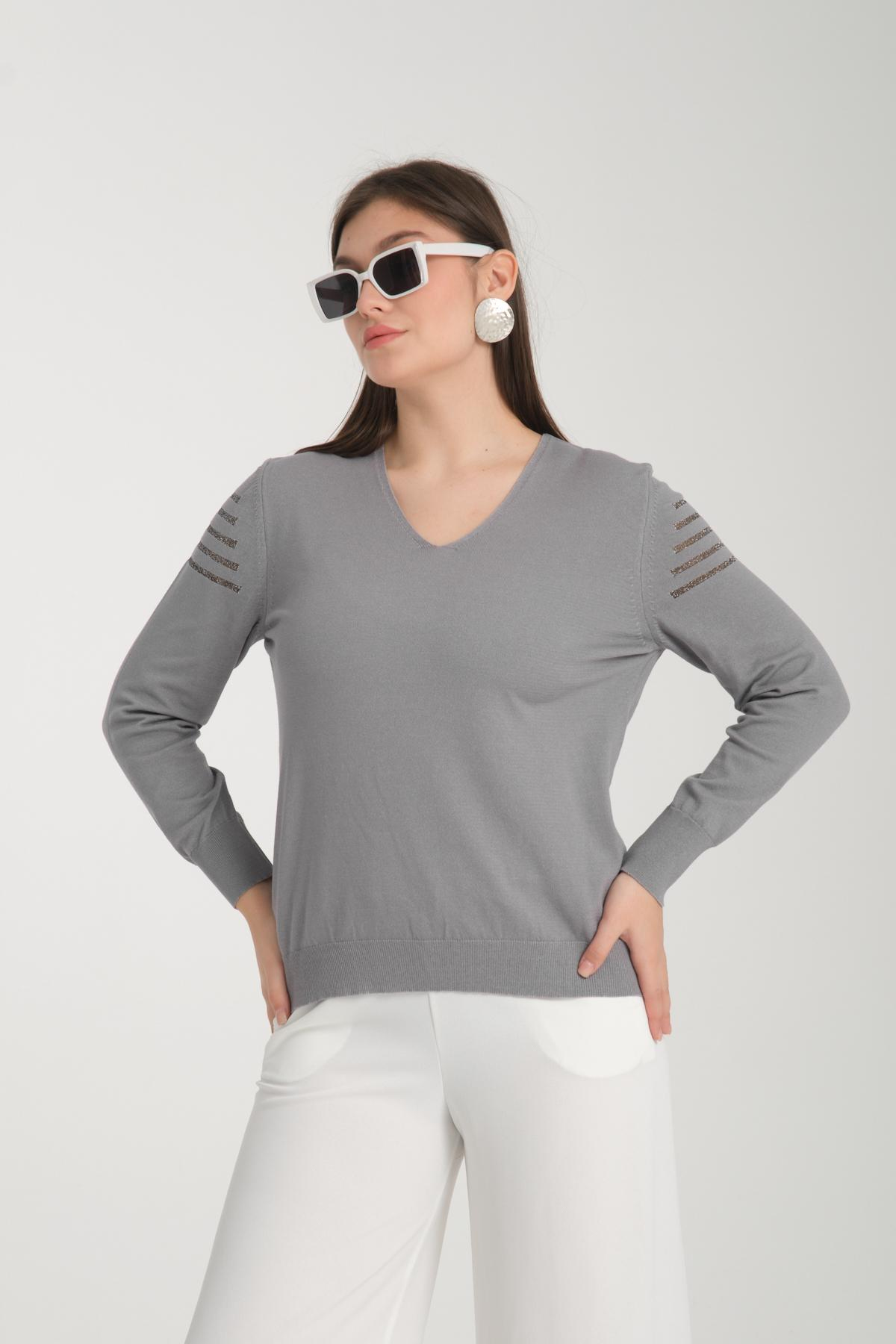 Wholesale Women Gray Glitter Garnished V Neck Knit Blouse 722617