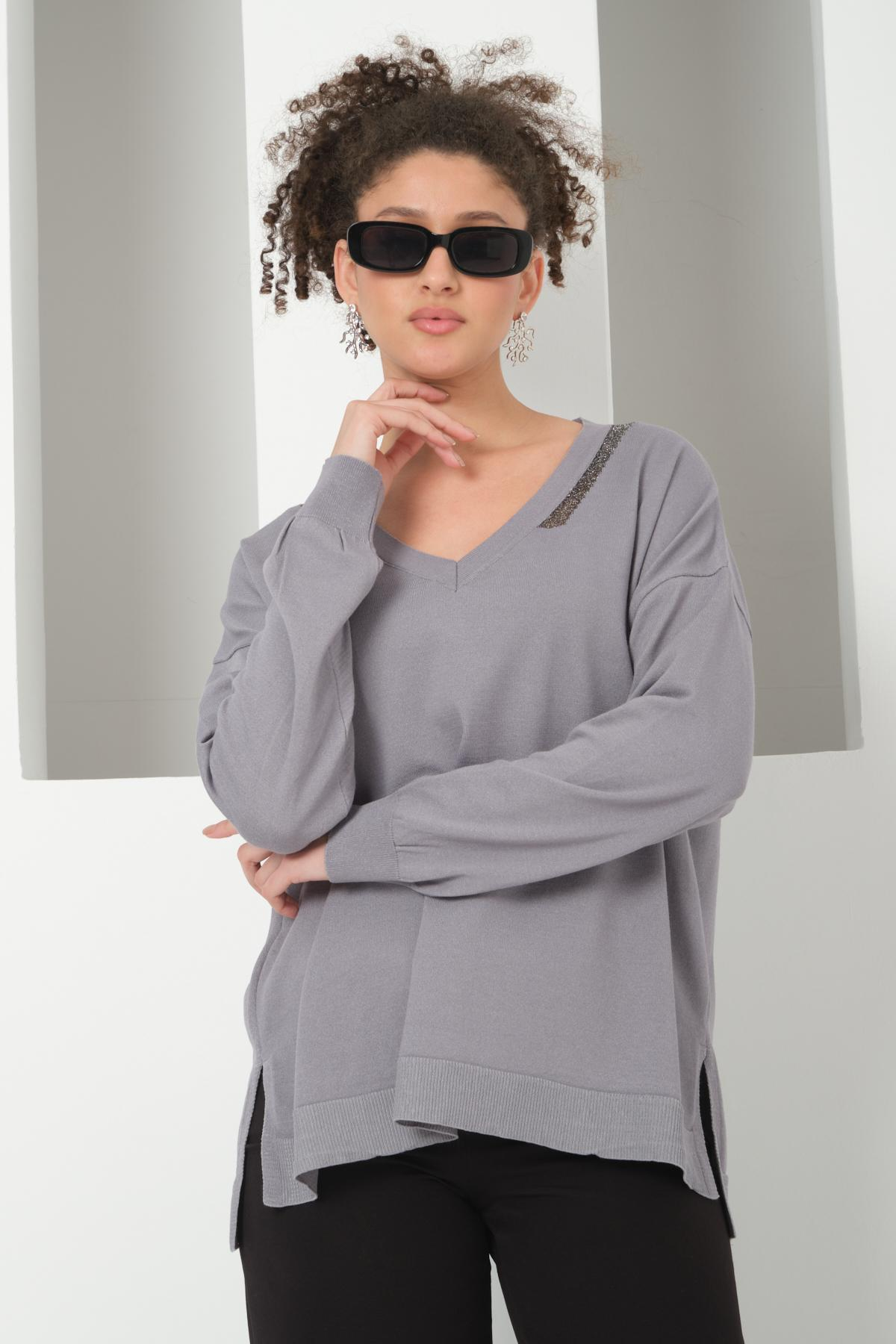 Wholesale Women Gray Glitter-Garnished V-Neck Oversized Knit Blouse with Side Slits 724799