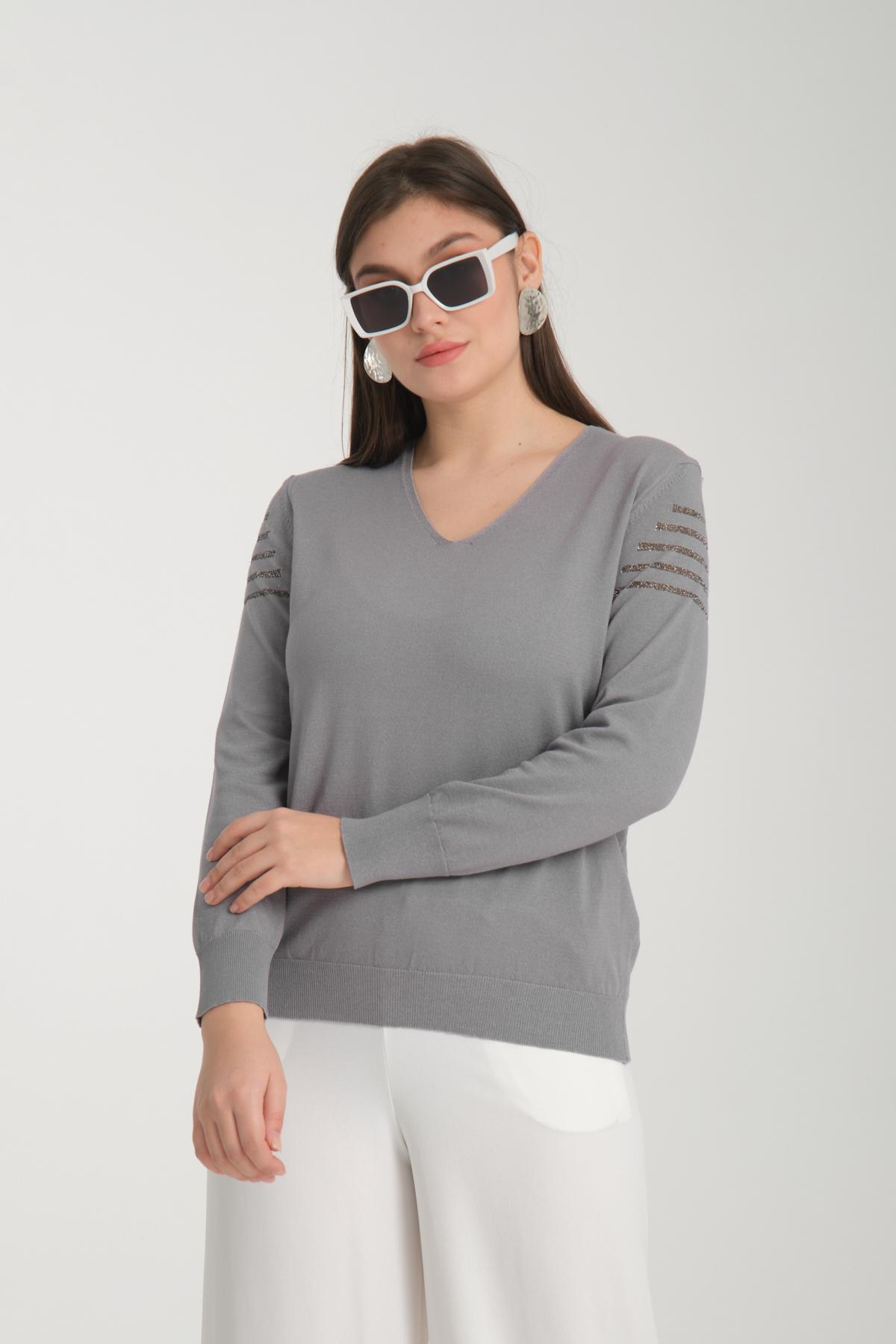 Wholesale Women Gray Glitter Garnished V Neck Knit Blouse 722617