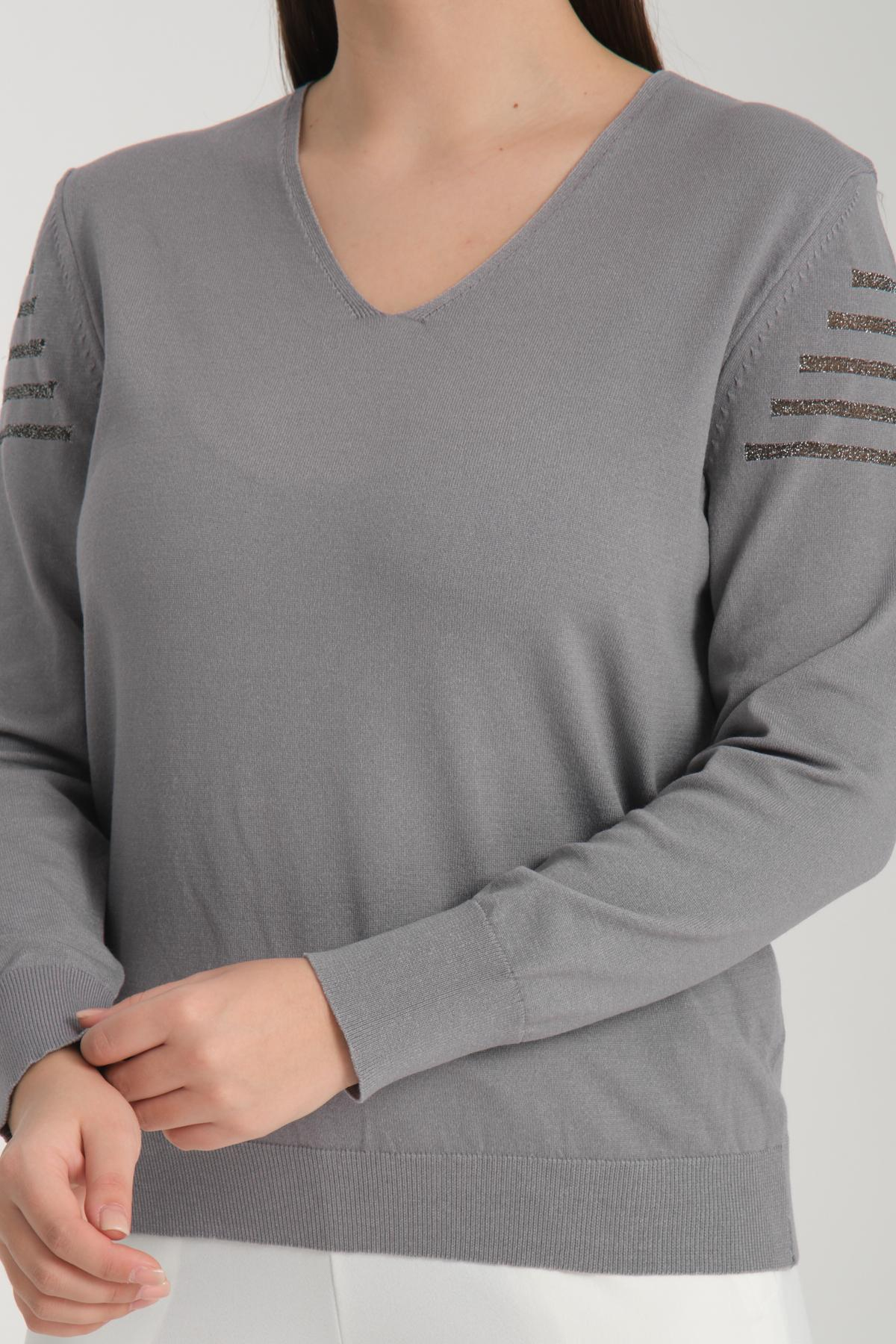 Wholesale Women Gray Glitter Garnished V Neck Knit Blouse 722617