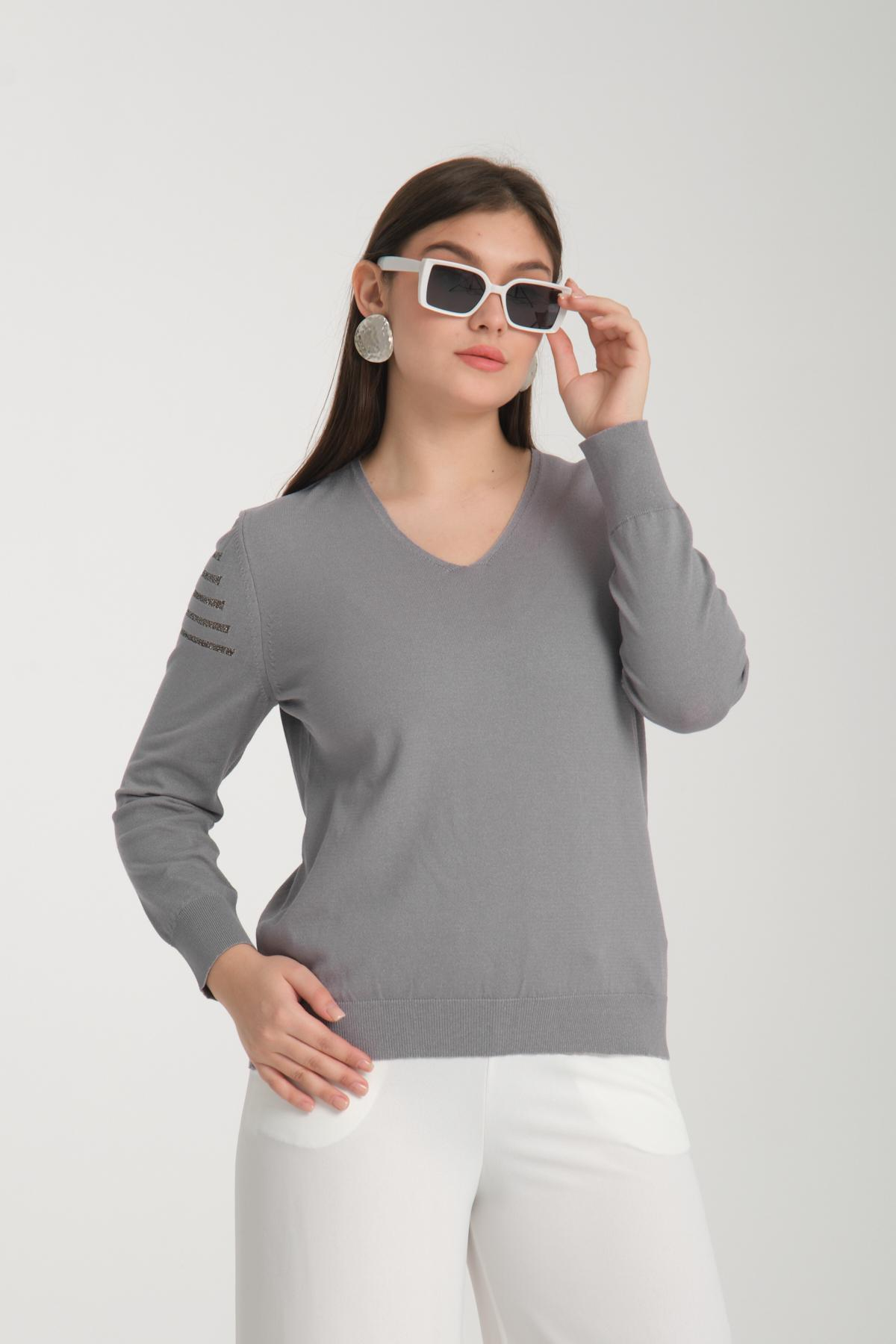 Wholesale Women Gray Glitter Garnished V Neck Knit Blouse 722617