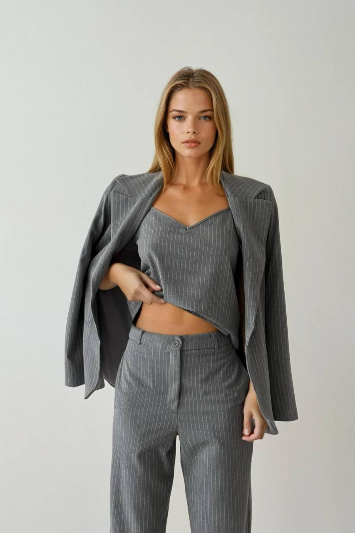 Wholesale Women Gray Three Piece Suits 730065