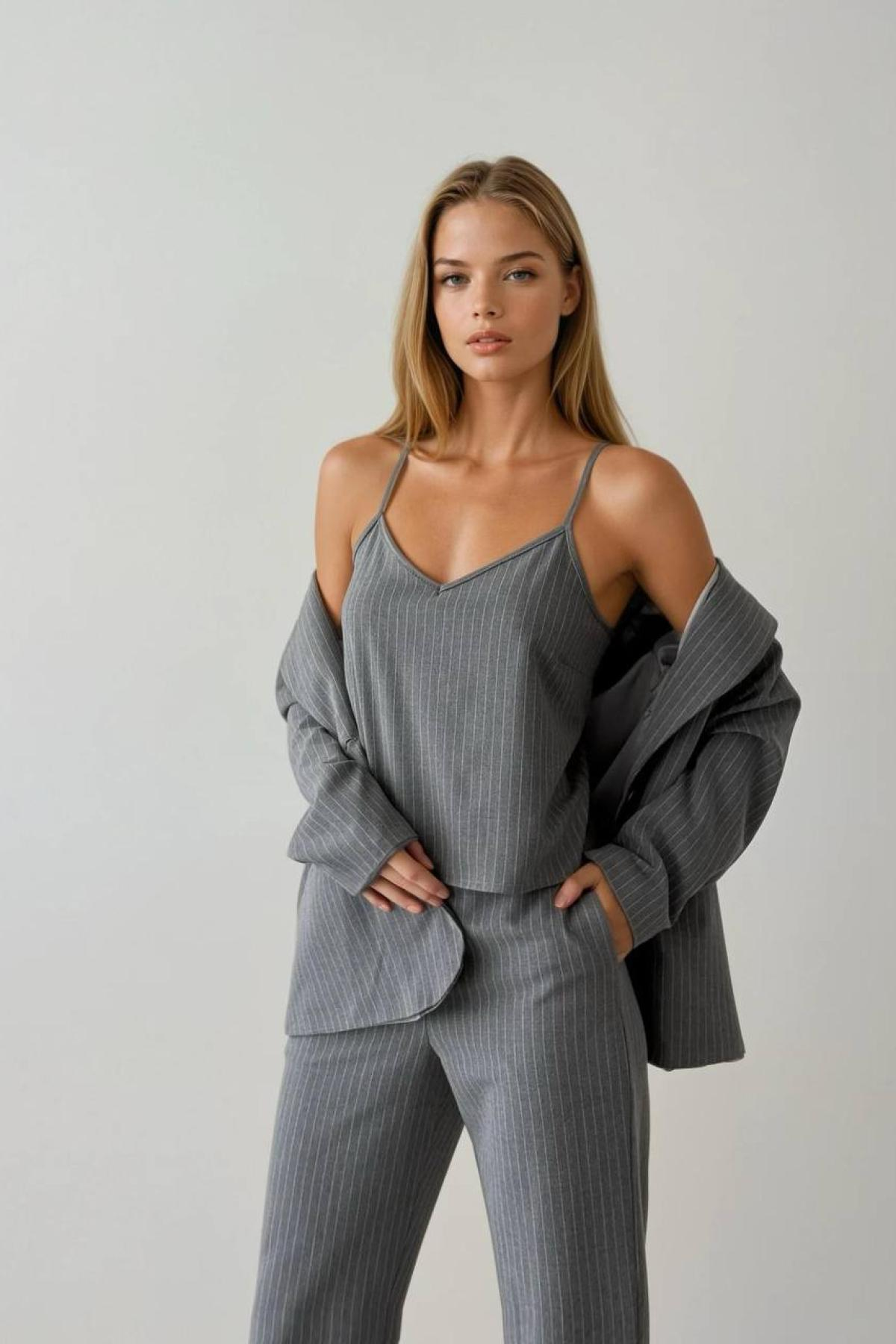 Wholesale Women Gray Three Piece Suits 730065