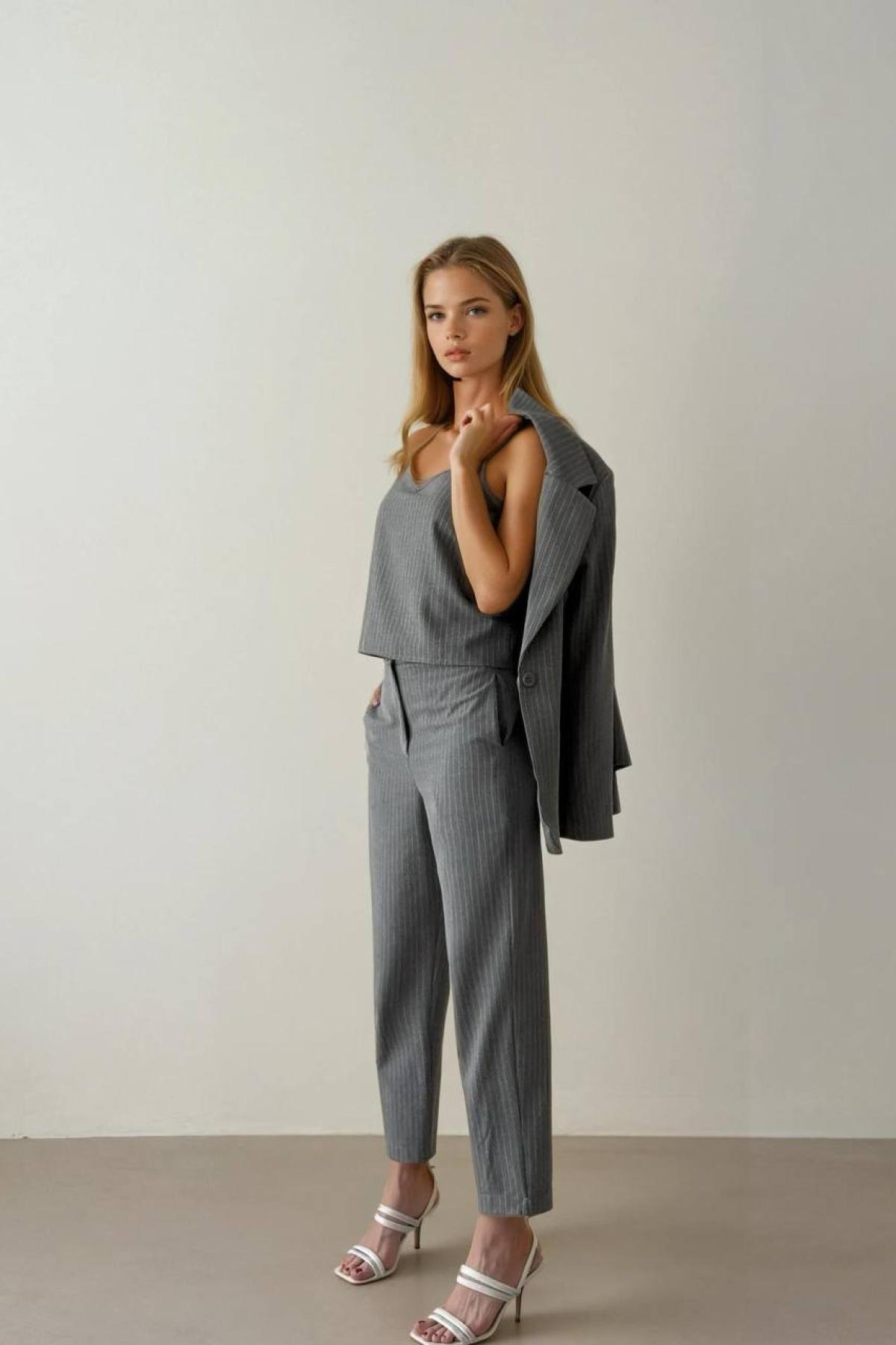 Wholesale Women Gray Three Piece Suits 730065