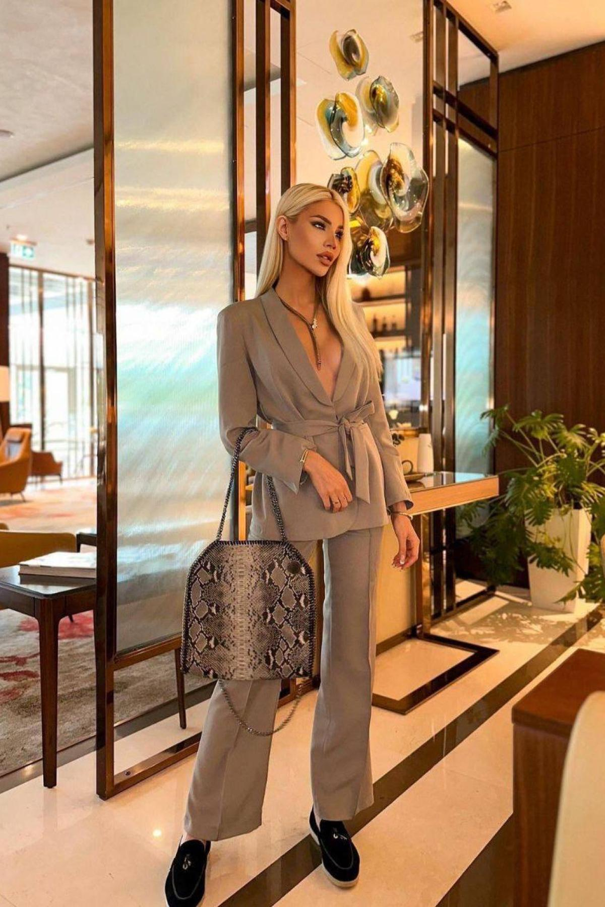 Wholesale Women Gray Two Piece Suit Blazer and Pants Set 728487