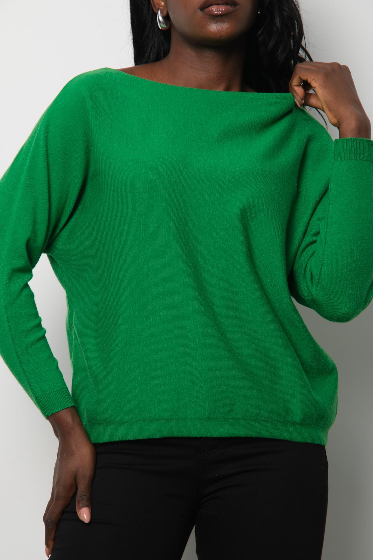 Wholesale Women Green Boat-Neck Sweaters 711031