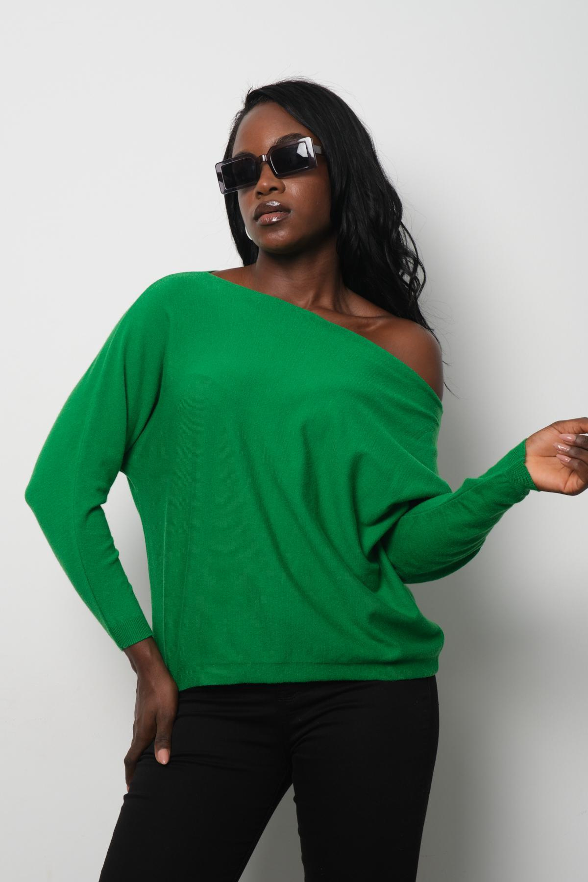 Wholesale Women Green Boat-Neck Sweaters 711031