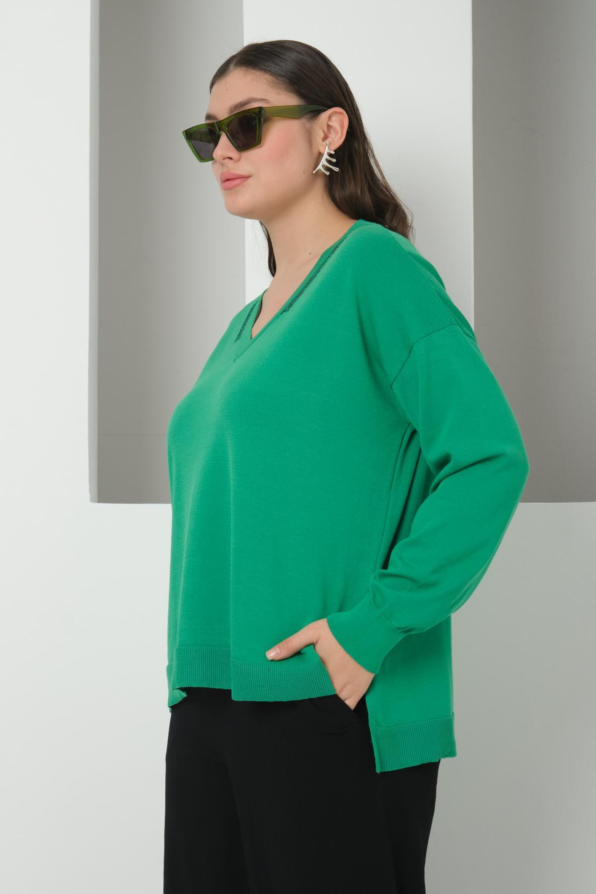Wholesale Women Green Glitter-Garnished V-Neck Oversized Knit Blouse with Side Slits 724795