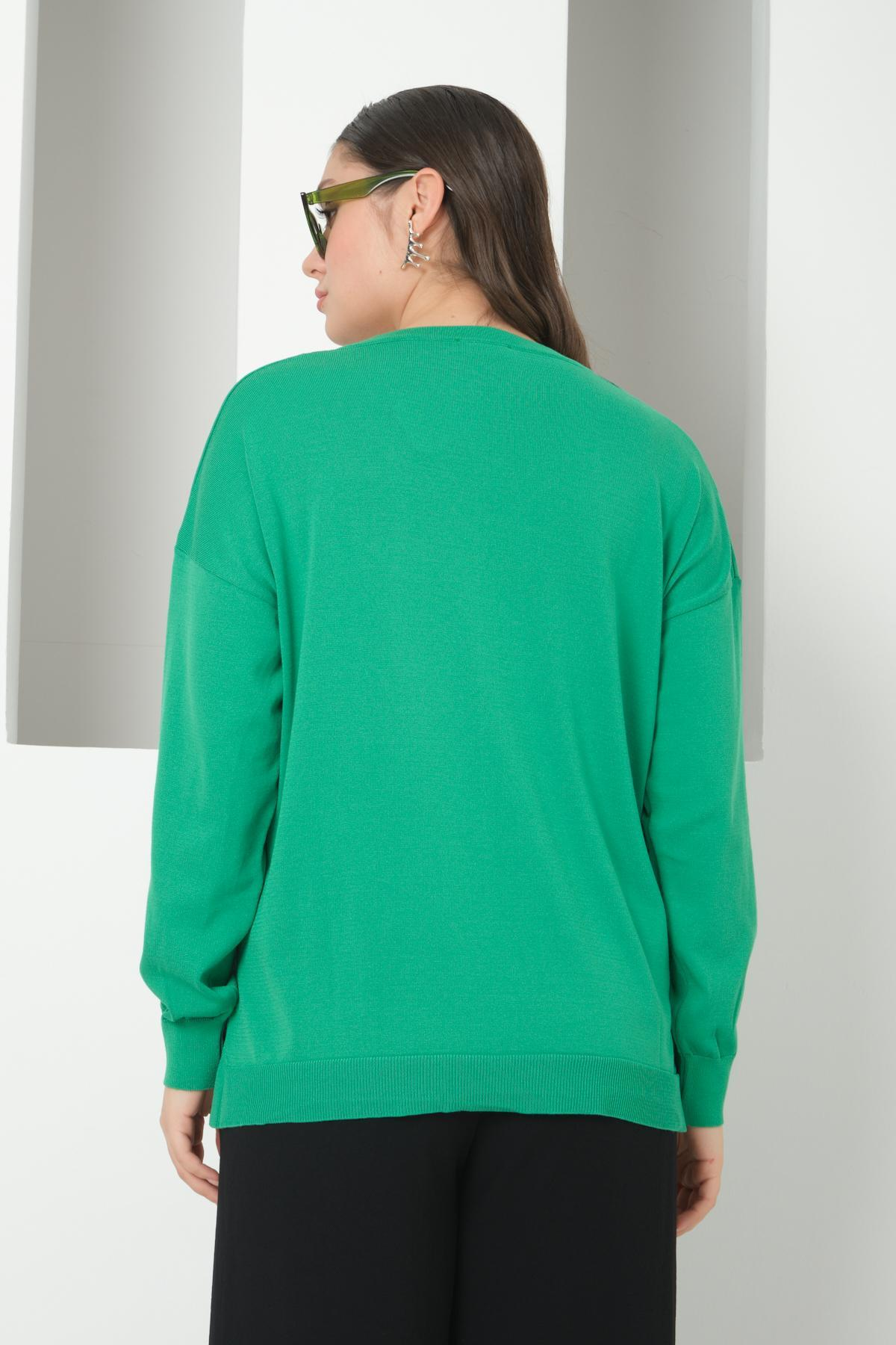 Wholesale Women Green Glitter-Garnished V-Neck Oversized Knit Blouse with Side Slits 724795