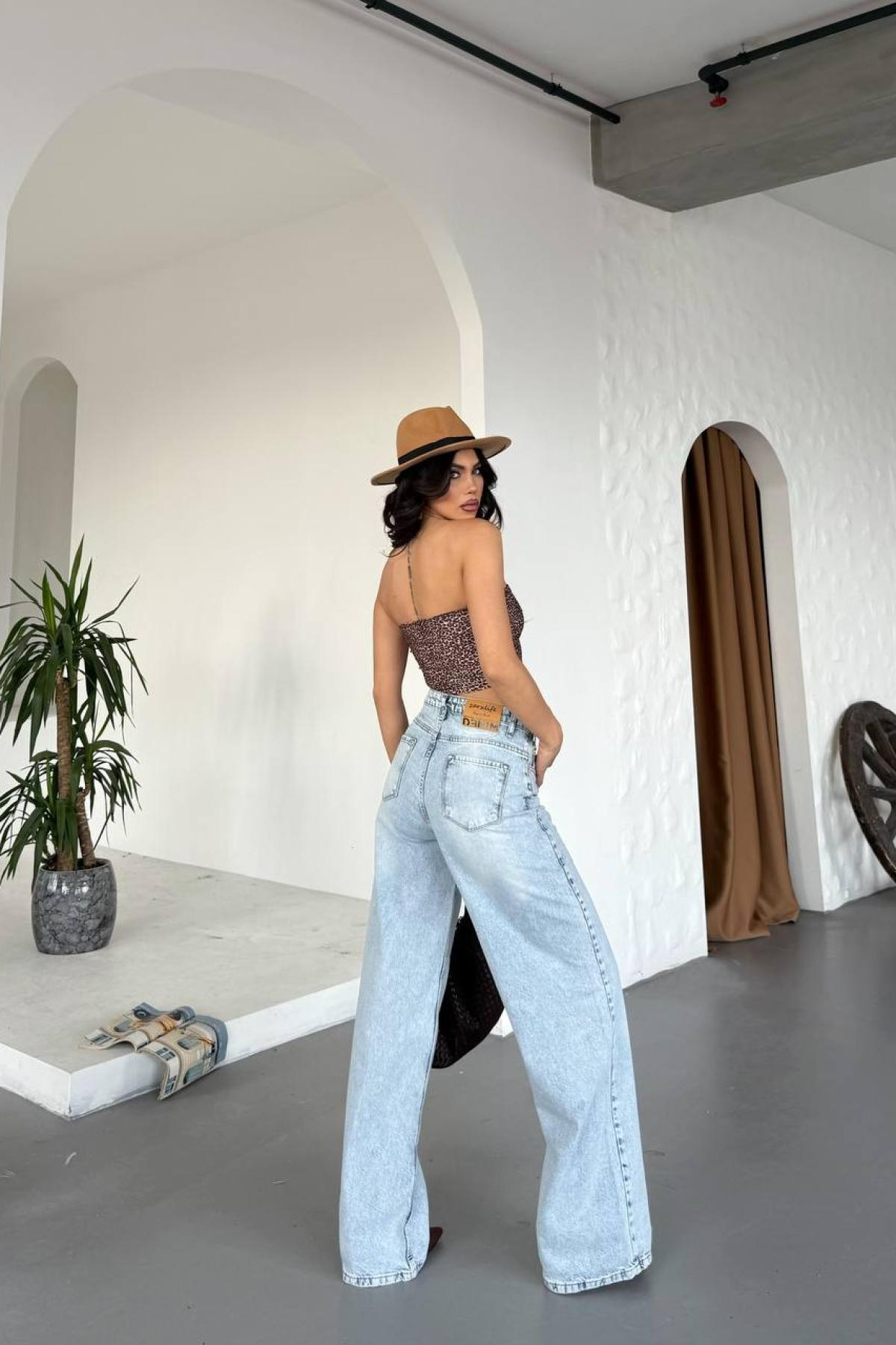 Wholesale Women Light Blue Double Buttoned Frayed Jeans 732099
