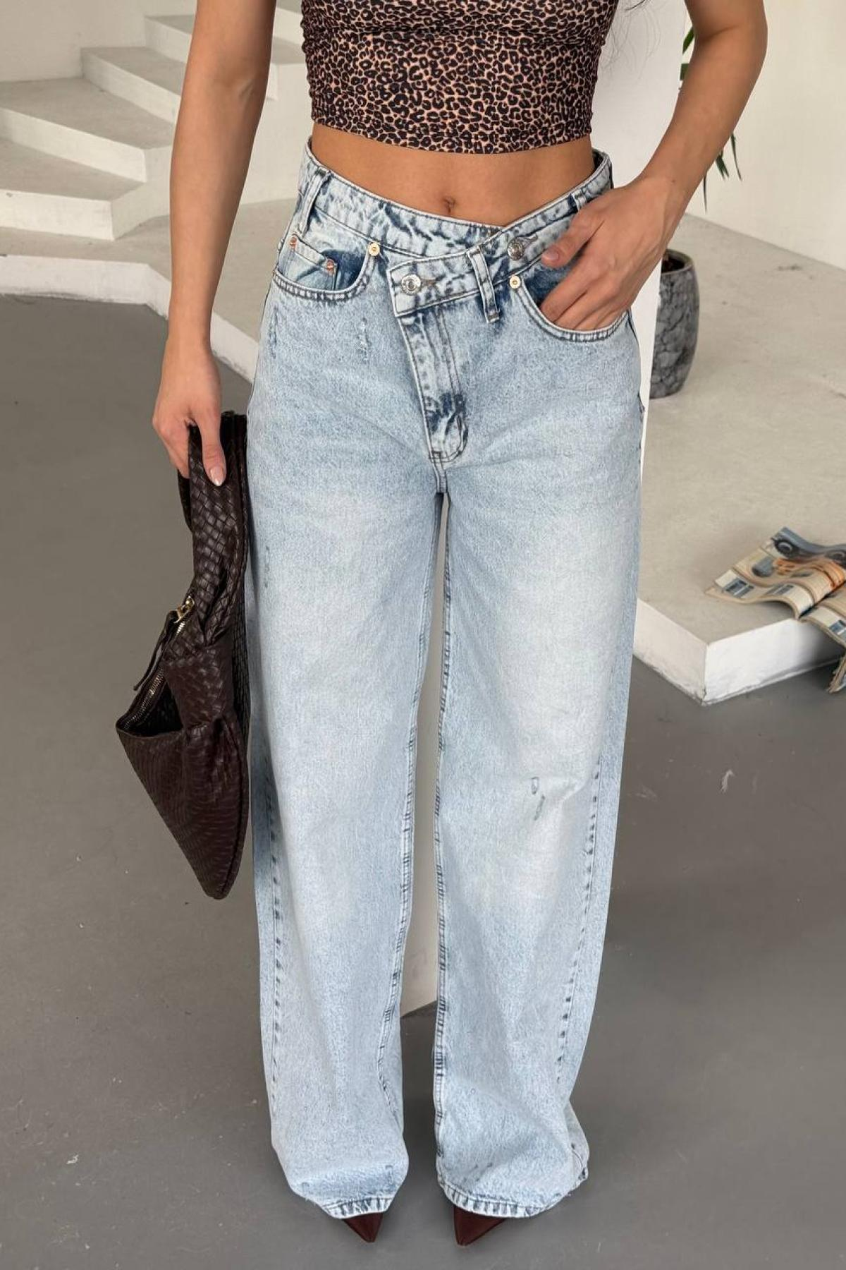 Wholesale Women Light Blue Double Buttoned Frayed Jeans 732099