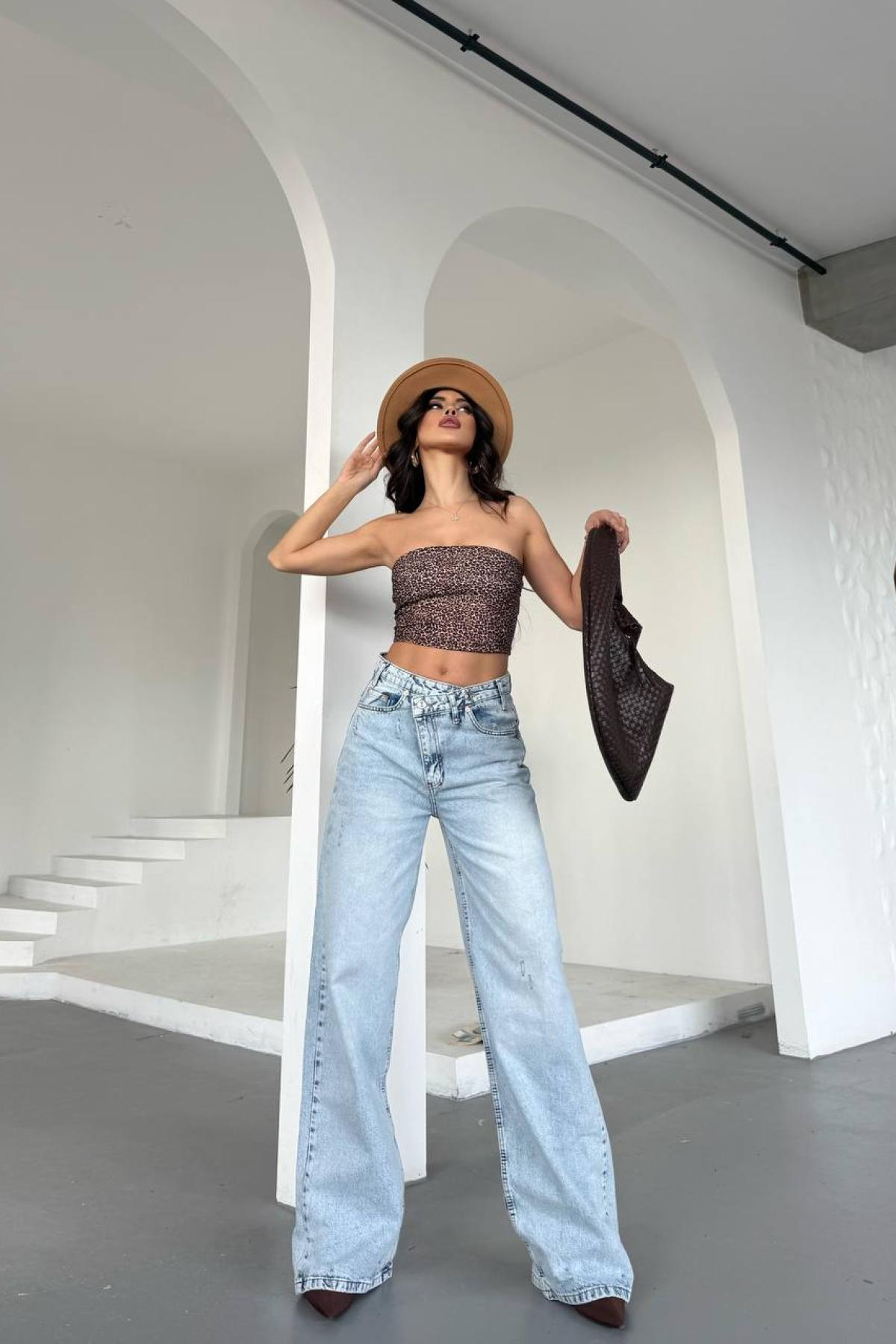 Wholesale Women Light Blue Double Buttoned Frayed Jeans 732099