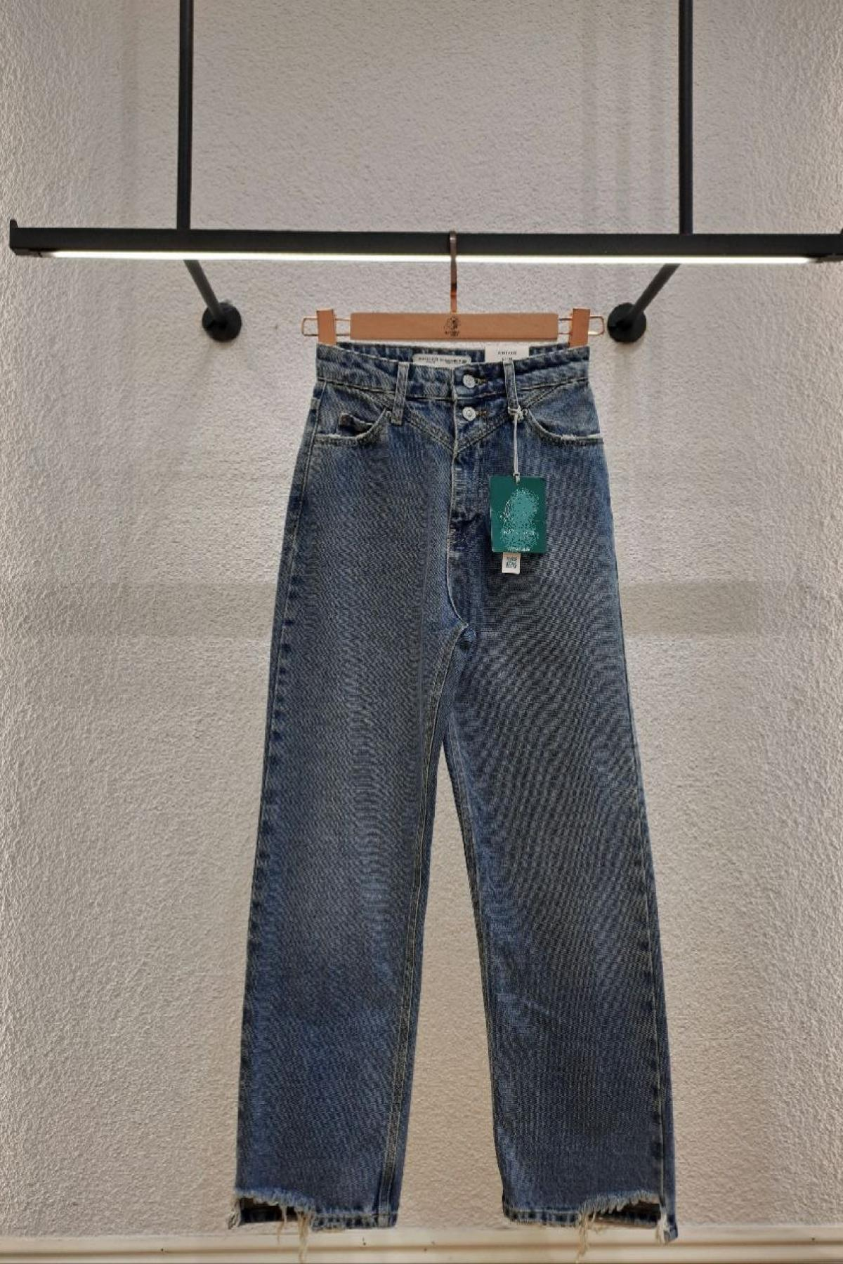 Wholesale Women Light Blue Vintage Slim Jeans 718043