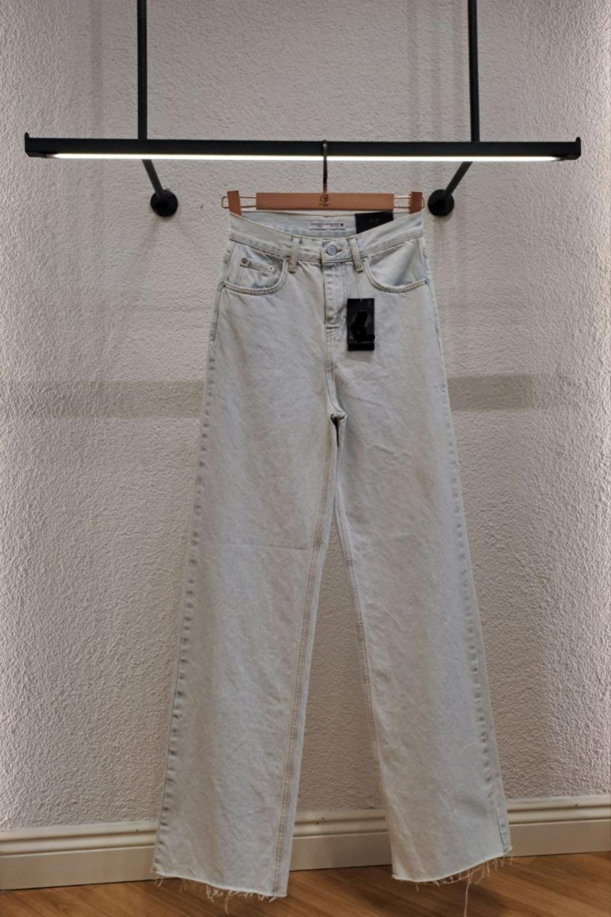 Wholesale Women Light Blue Wide Leg Jeans 718051
