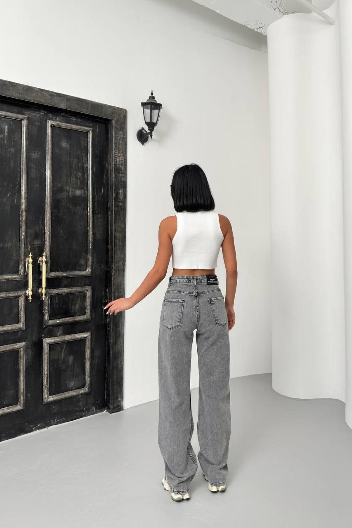 Wholesale Women Light Gray Straight Leg Jeans 731143