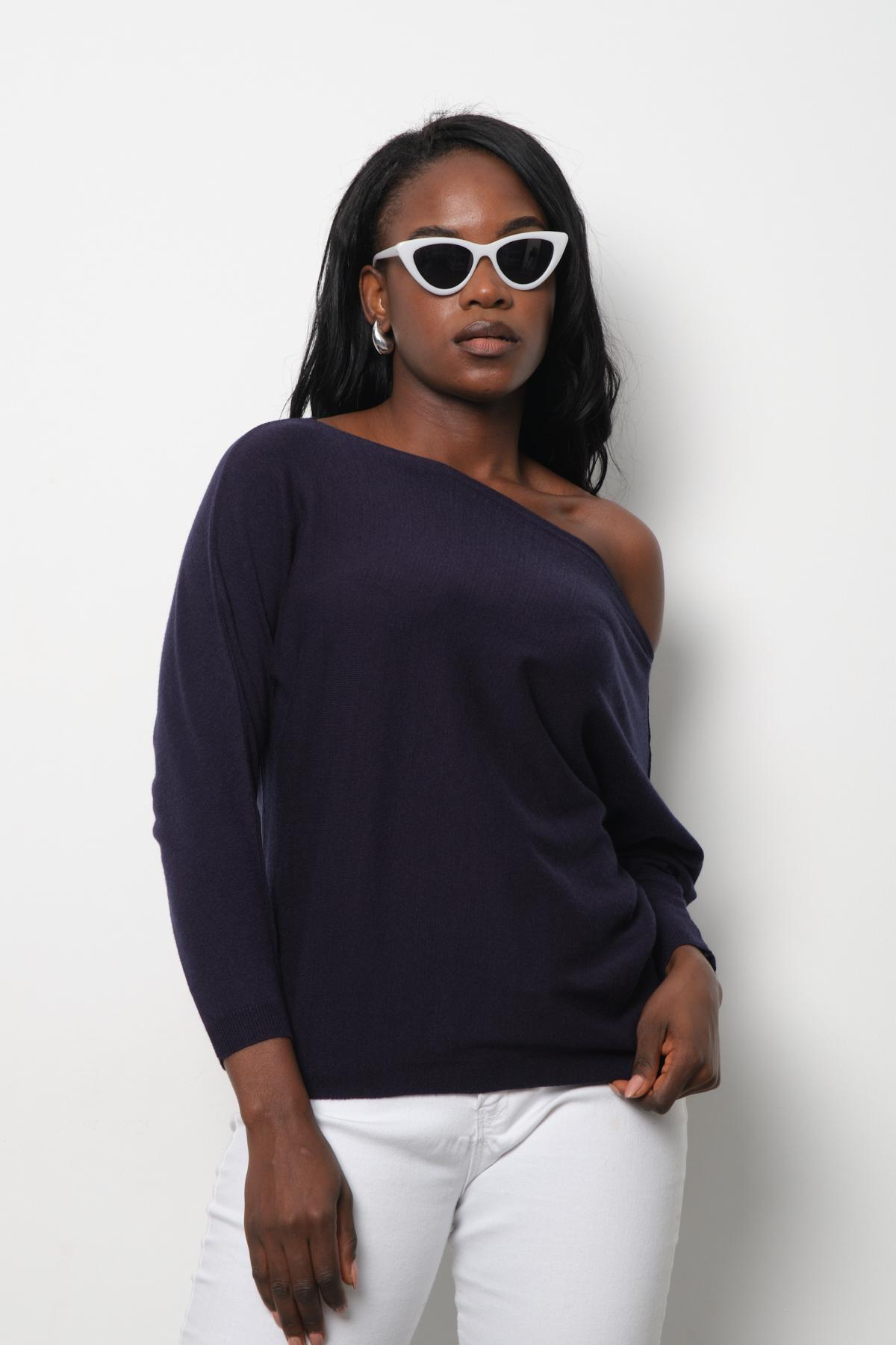 Wholesale Women Navy Boat-Neck Sweaters 711029