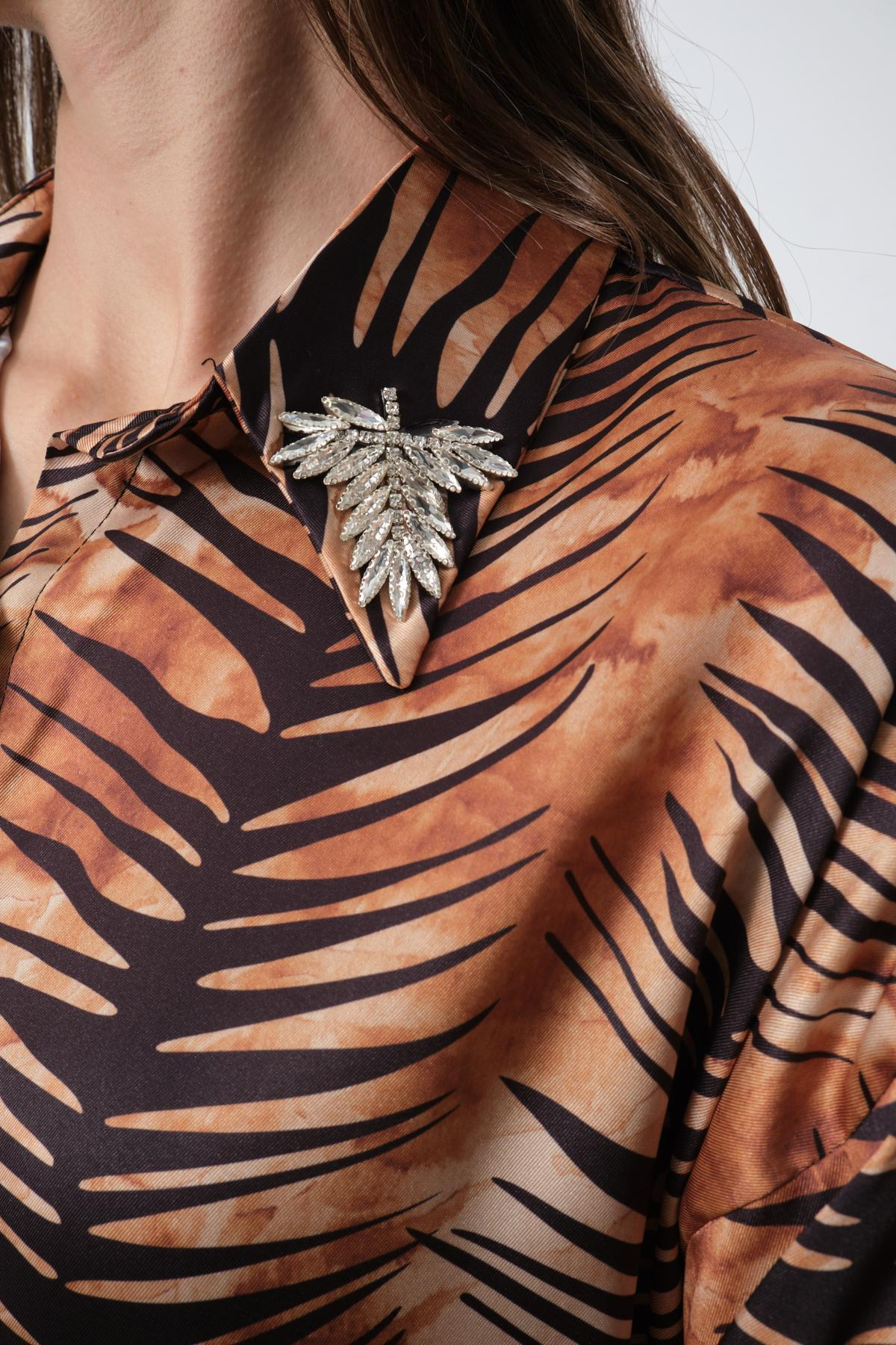 Wholesale Women Patterned Satin Shirt with Accessories on Collar 716898